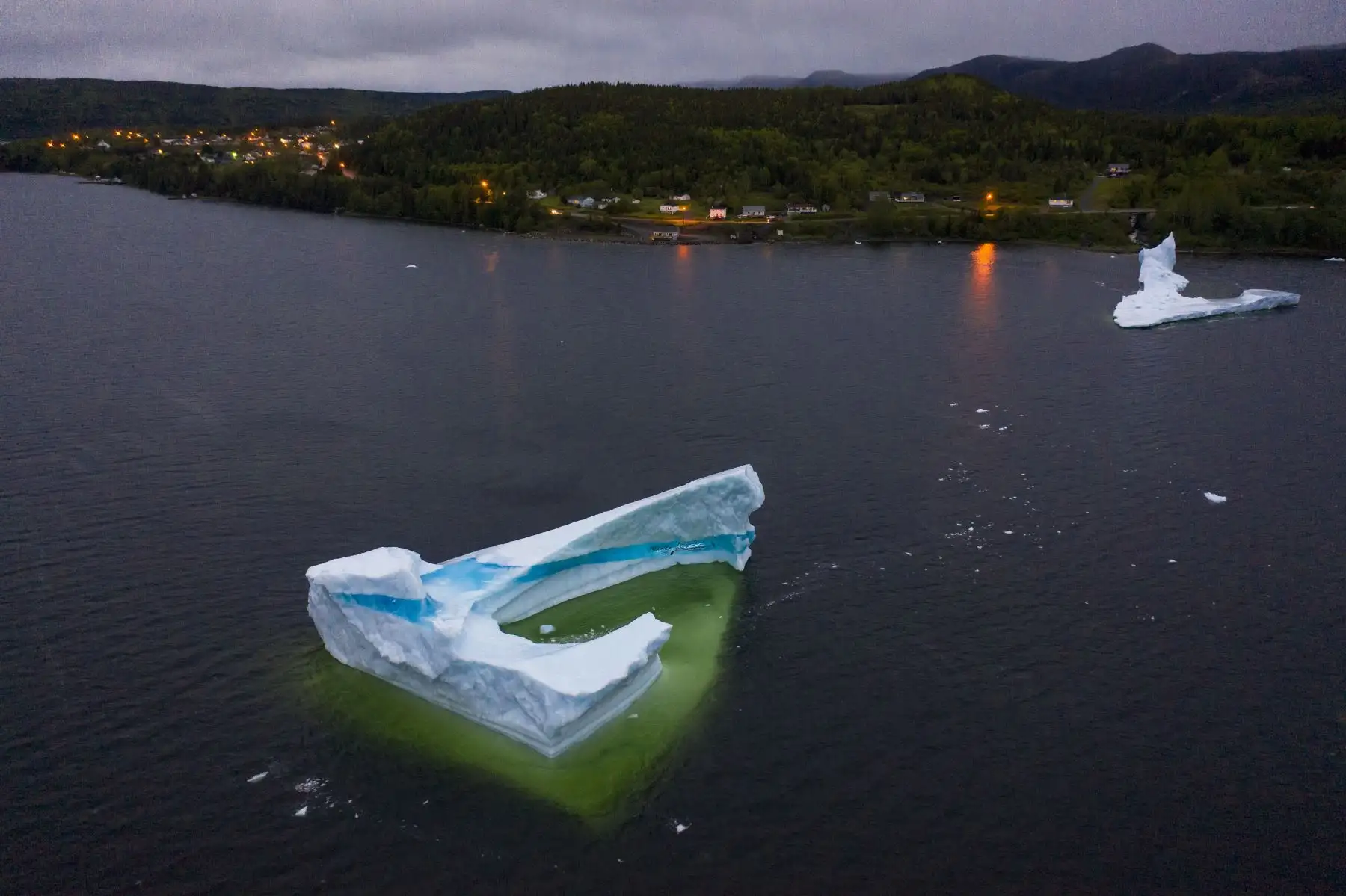 Un iceberg flota en King