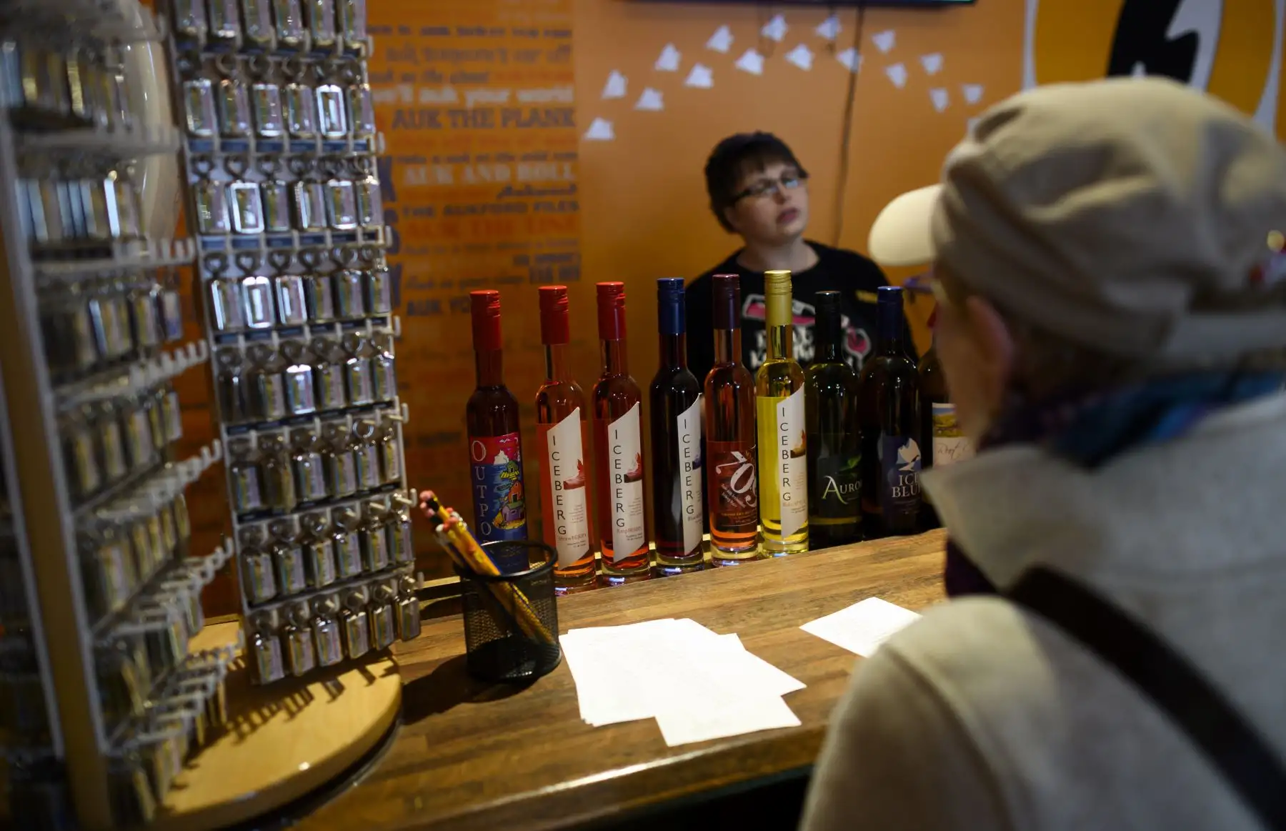Un turista mira el vino hecho con agua de iceberg en Auk Island Winery  en Twillingate, Newfoundland, Canadá.   AFP