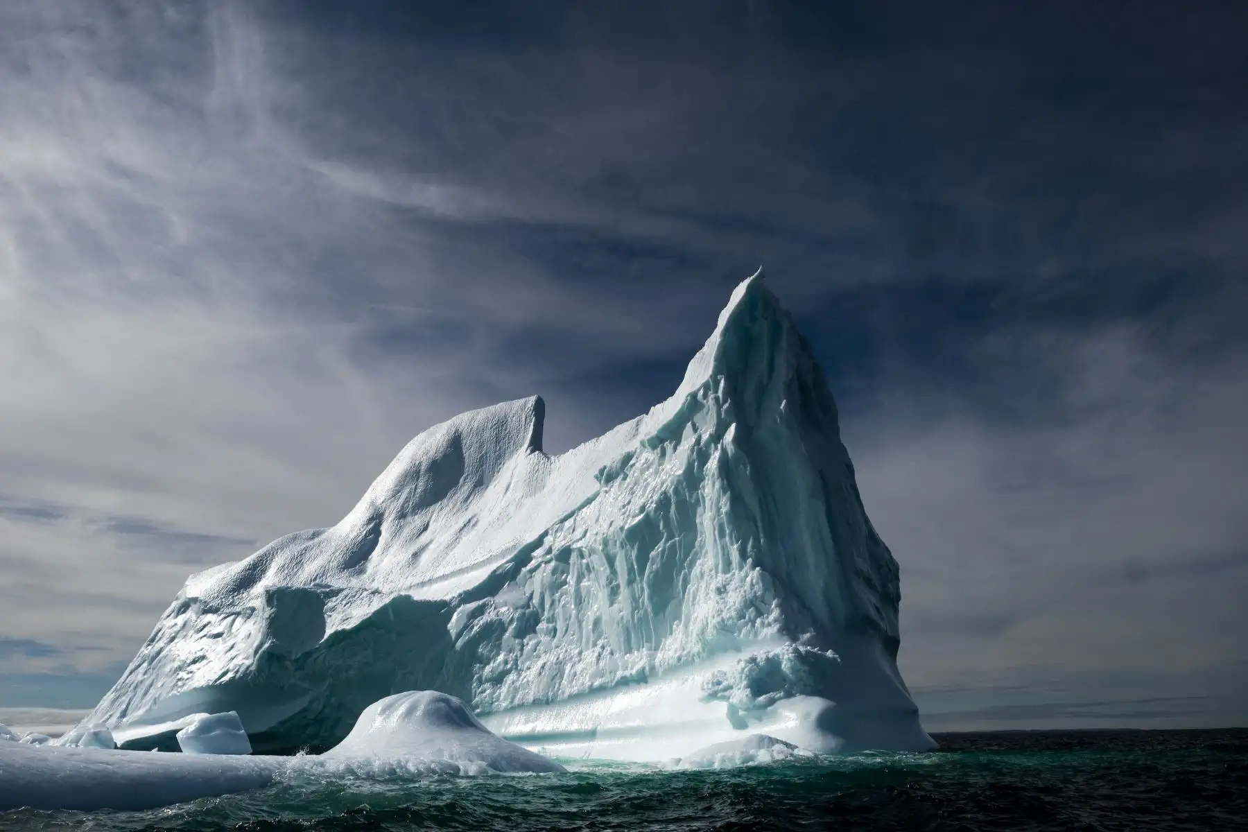 Un iceberg flota en la bahía de Bonavista Newfoundland, Canadá. AFP