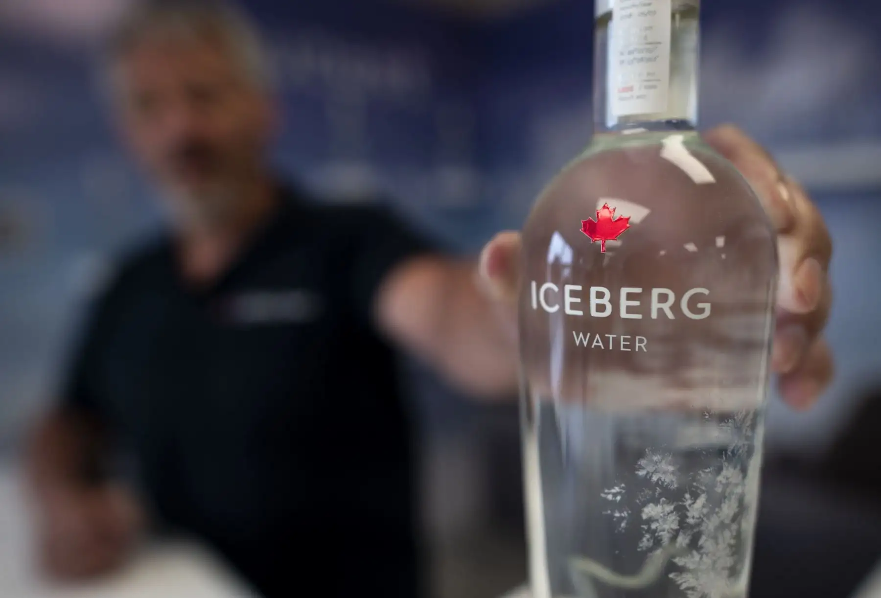 Kerry Chaulk, gerente de la compañía que embotella agua de iceberg sostiene una botella en su fábrica en Lewisporte  Newfoundland, Canadá. El agua Iceberg es considerada pura.  AFP
