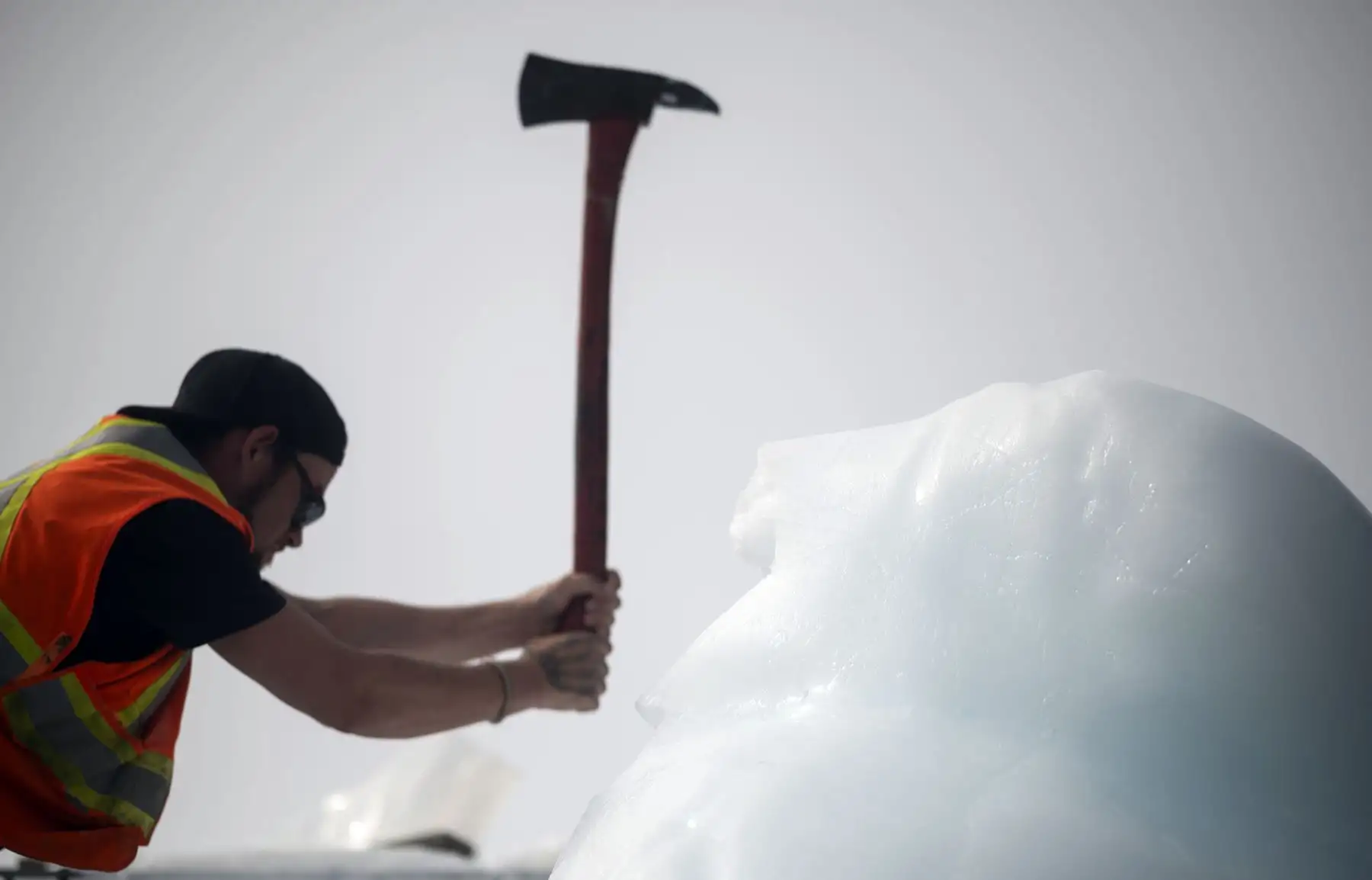 Taylor Lindsorn saca hielo de un iceberg en la Bahía de Bonavista en Terranova, Canadá.  Los clientes de estos cazadores de iceberg, incluyen fabricantes de vodka, sidra, licores, cerveza, cosméticos y también empresas que embotellan agua. AFP
