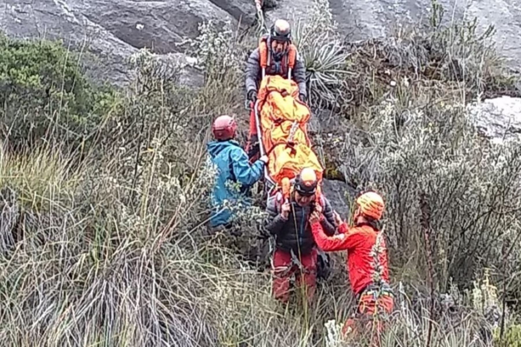 El cadáver de uno de los tres turistas franceses accidentados en el nevado de Quitaraju, en el distrito de Santa Cruz, provincia de Huaylas, región Áncash, fue hallado por el grupo de rescatistas asignados para la búsqueda y rescate, informó el Departamento de Salvamento de Alta Montaña de la Policía Nacional del Perú.ANDINA/Difusión
