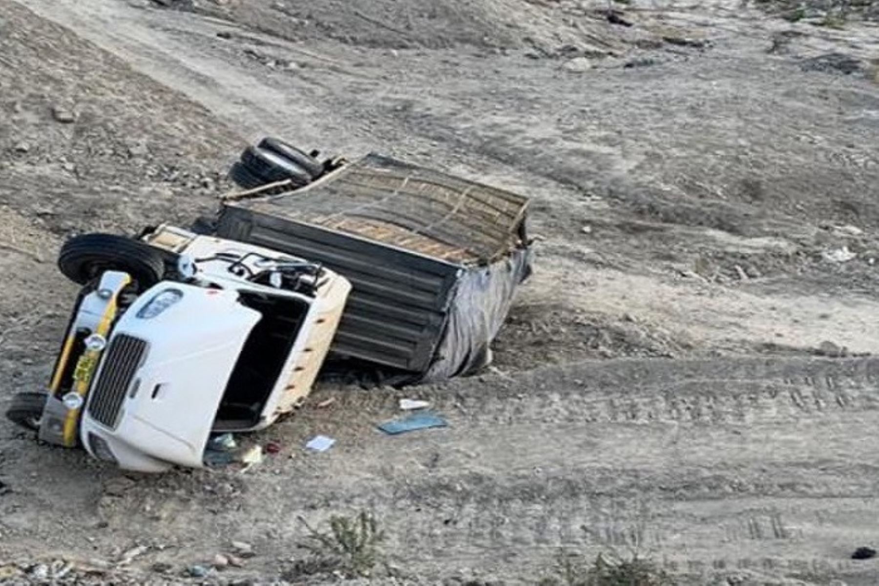 El conductor de un semitráiler falleció hoy luego que la unidad que conducía volcó aparatosamente en la vía Casma – Huaraz, en la sierra de la región Áncash; se informó hoy.