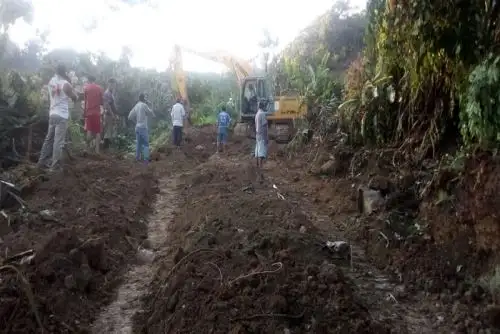 Un derrumbe de grandes proporciones se produjo en el kilómetro 38 de la carretera Cuñumbuque – Sisa, sector Shucushyacu, región San Martín, bloqueando por completo la vía en un tramo de aproximadamente 100 metros de longitud. Maquinaria pesada trabaja en la zona para facilitar el tránsito vehicular.