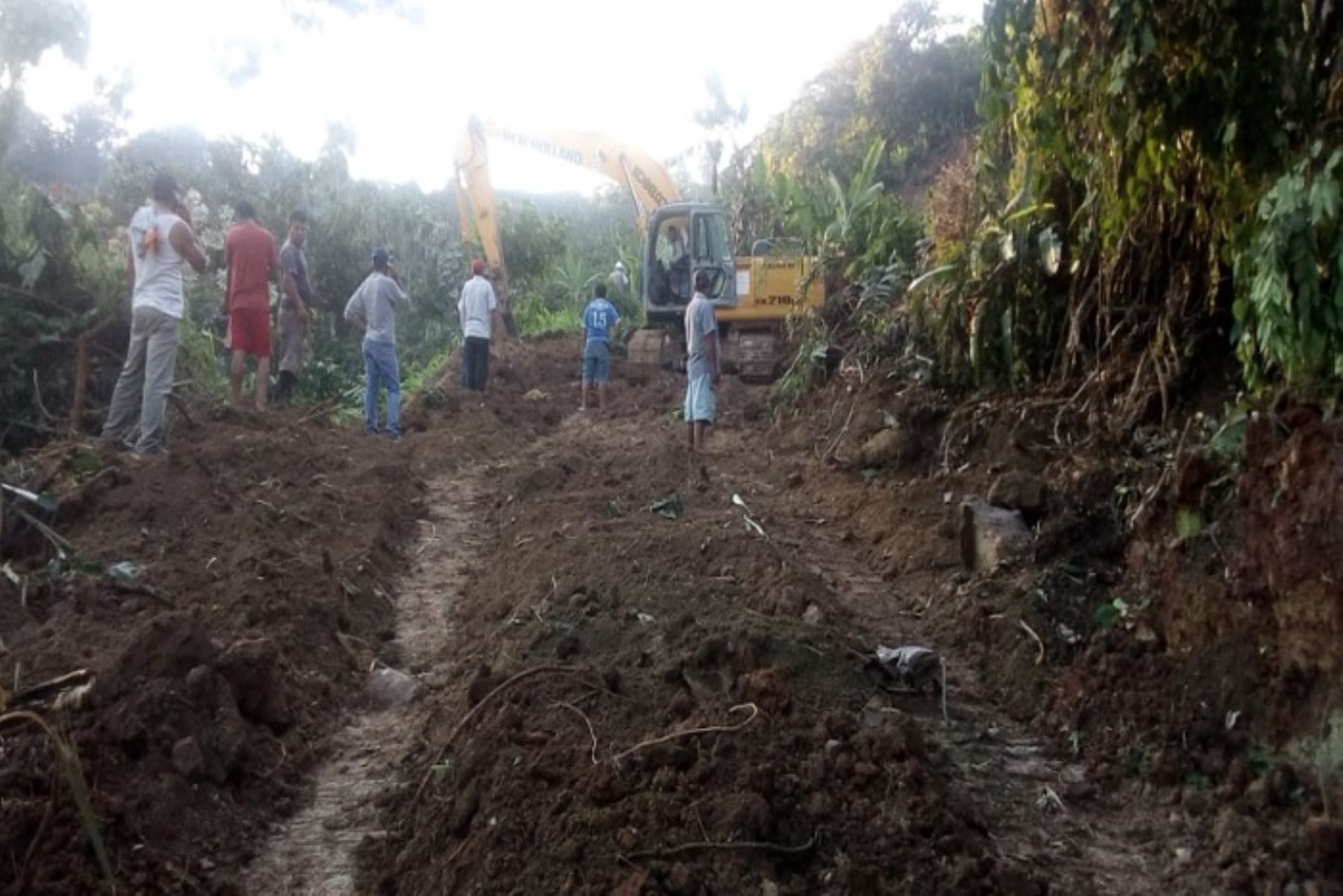 Un derrumbe de grandes proporciones se produjo en el kilómetro 38 de la carretera Cuñumbuque – Sisa, sector Shucushyacu, región San Martín, bloqueando por completo la vía en un tramo de aproximadamente 100 metros de longitud. Maquinaria pesada trabaja en la zona para facilitar el tránsito vehicular.