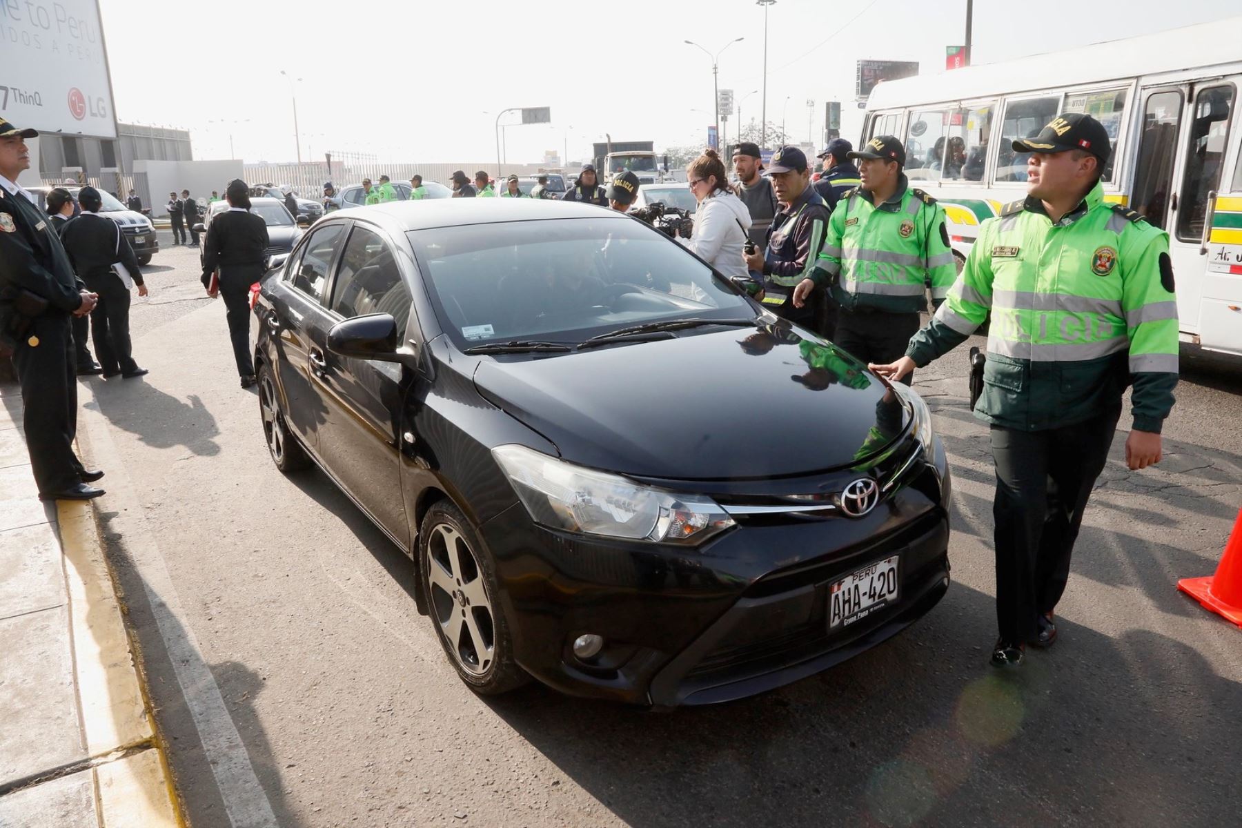 Mincetur y Policía Nacional intervienen a taxistas informales en el aeropuerto Jorge Chávez.