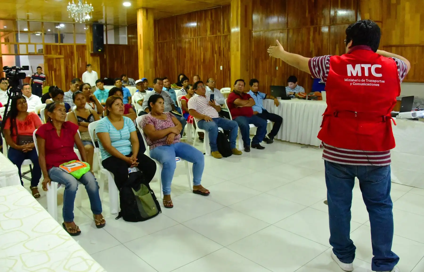 Reuniones con organizaciones nativas.