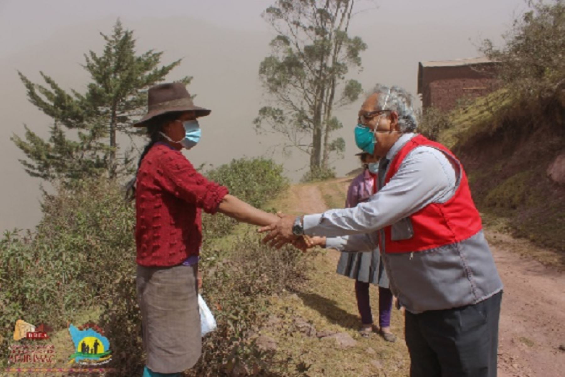 El director regional de Educación de Apurímac, Tito Medina Warthon, visitó las comunidades de Llactabamba y Soccoro en el distrito de Huancarama, provincia de Andahuaylas, cuya población es la más afectada por la polvareda provocada por el deslizamiento de tierra en el cerro Chamanayoc.