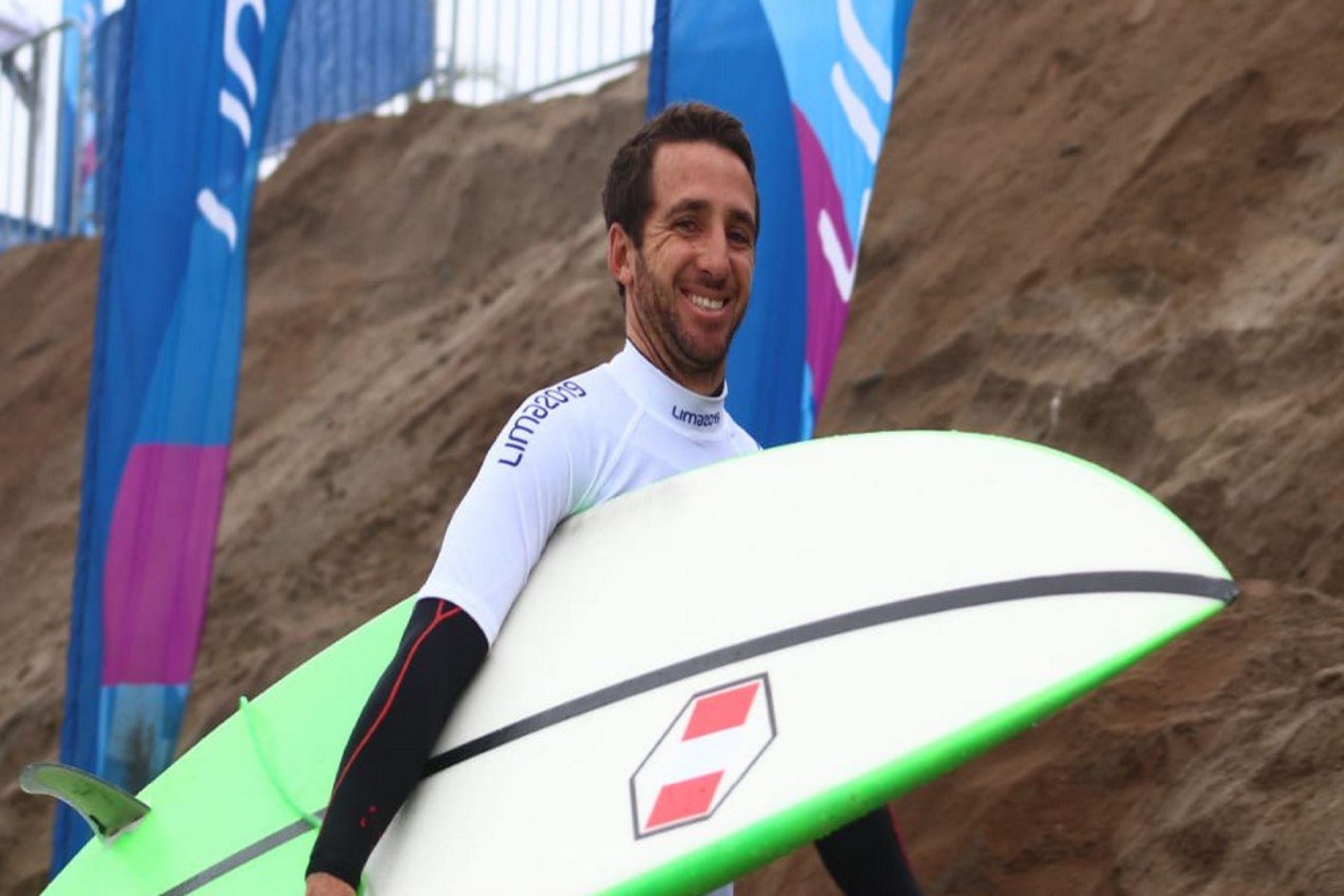 Tamil Martino accedió a la final de Surf SUP masculino. Foto: Twitter/@COP_Peru