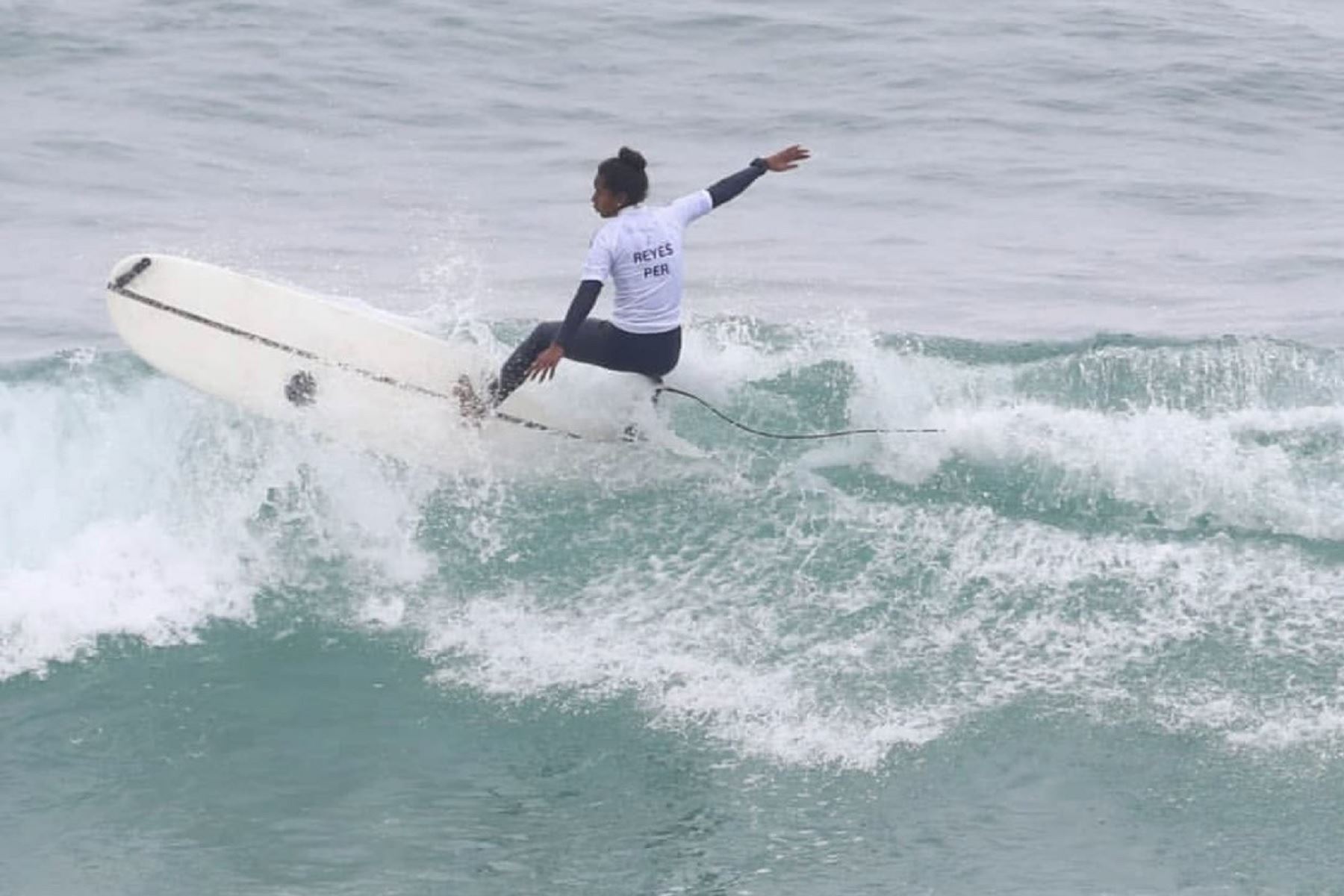 Maria Fernanda Reyes pasó a la gran final de longboard femenino. Foto: Twitter/@MaferReyes98