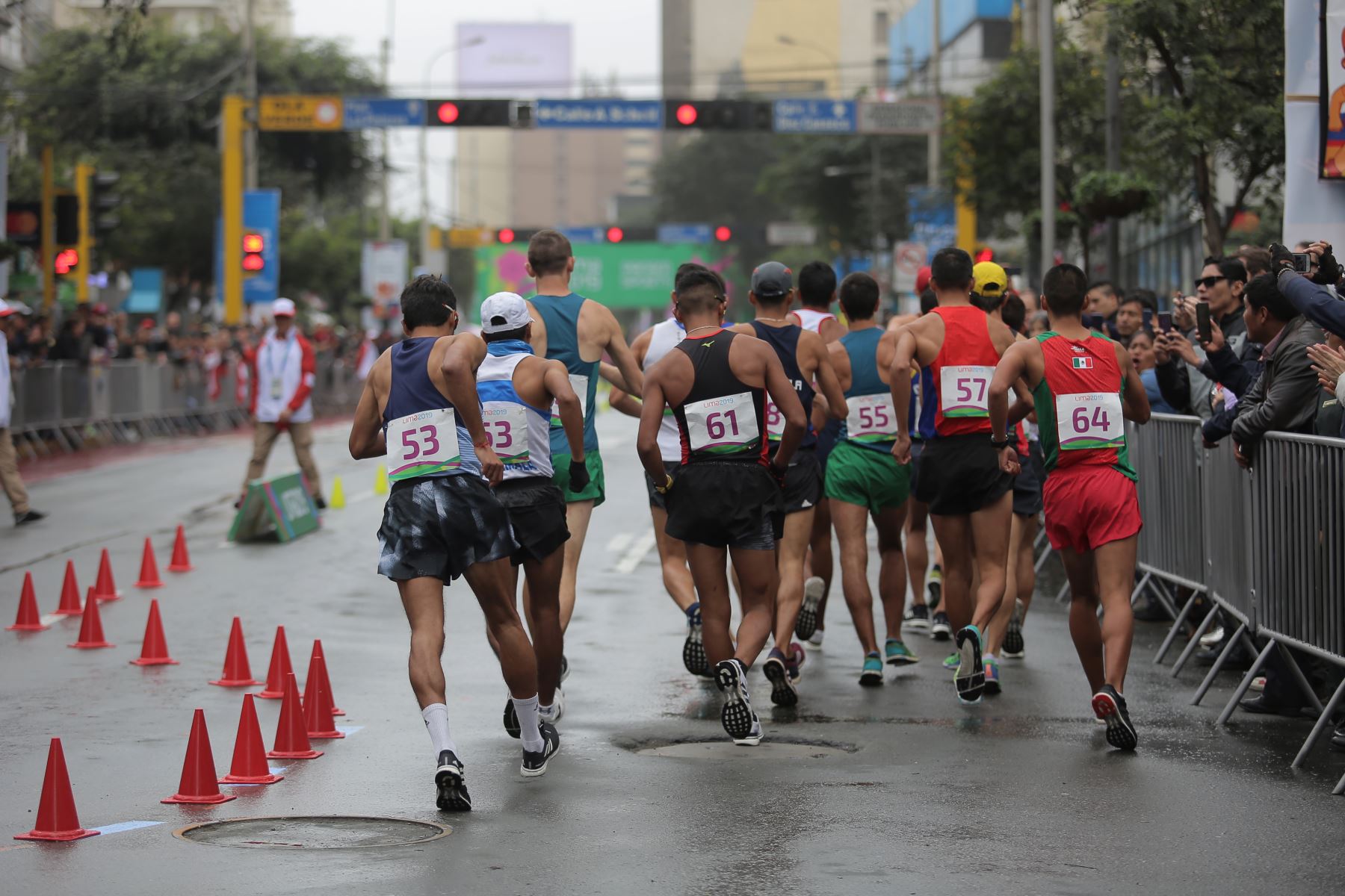 Peruanos Alientan A José Carlos Mamani Quien Compite En La Carrera Final De Marcha Atlética 8883