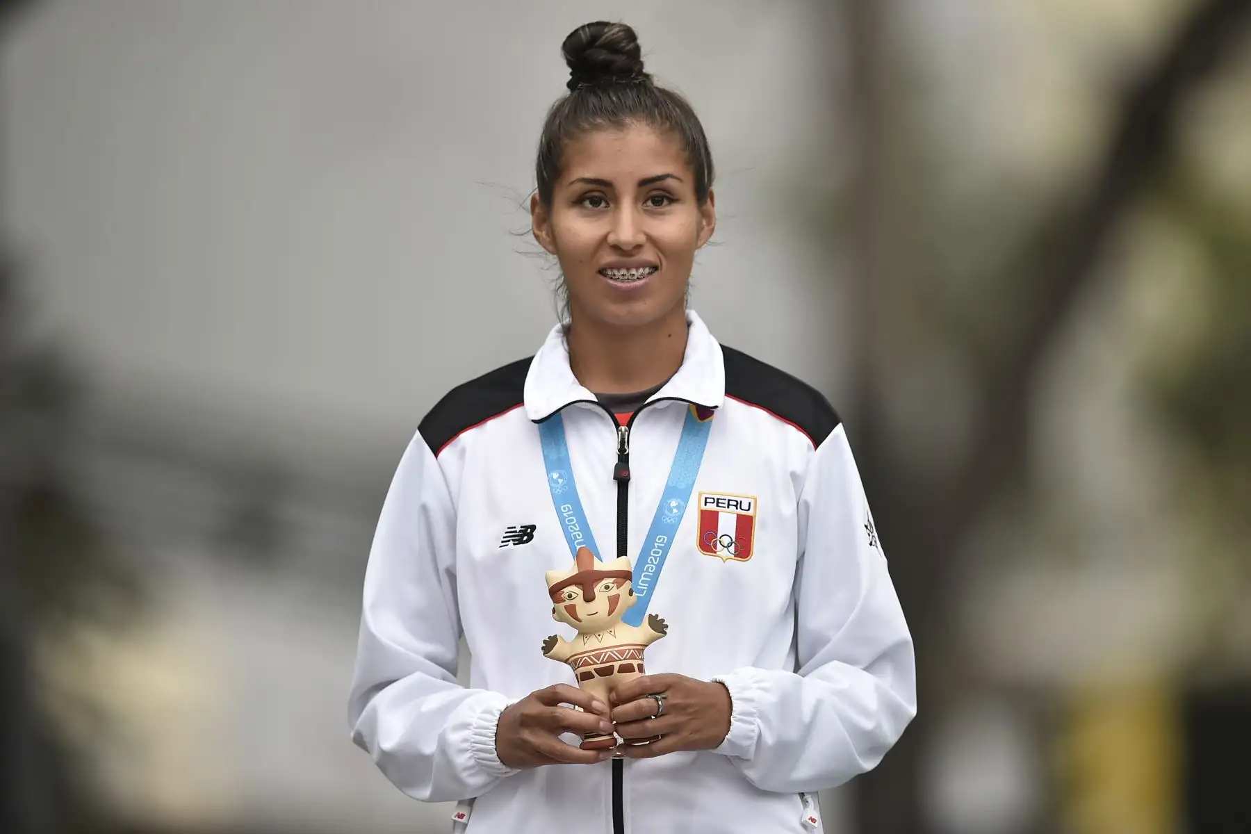 La peruana Gabriela García celebra su medalla de plata en el podio de la carrera final femenina de 20 km a pie durante los Juegos Panamericanos de Lima 2019.
Foto: AFP
