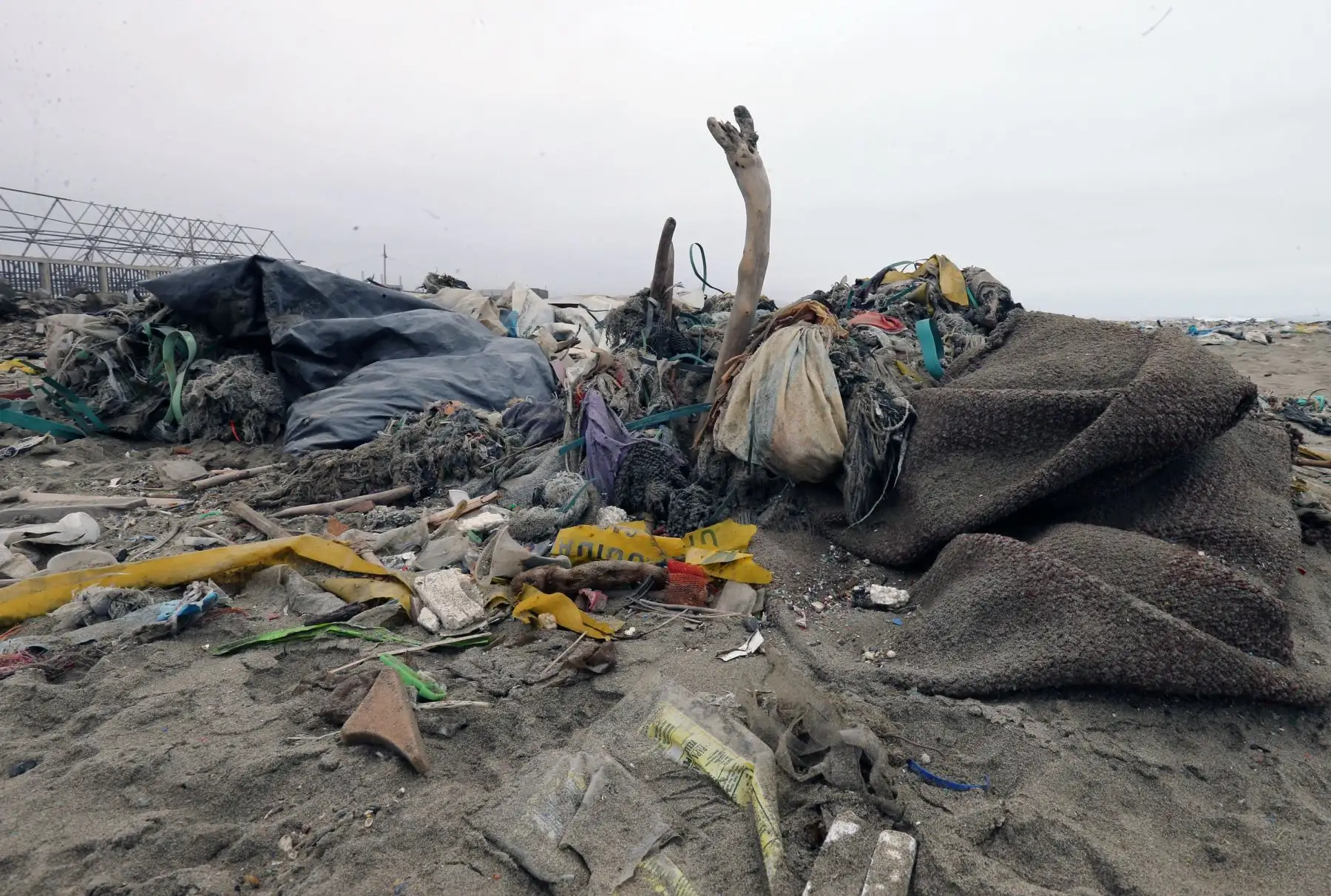 Contaminación en la playa Cavero en el distrito de Ventanilla se encuentra repleta  de plasticos  y desechos  .Foto: ANDINA/Norman Córdova