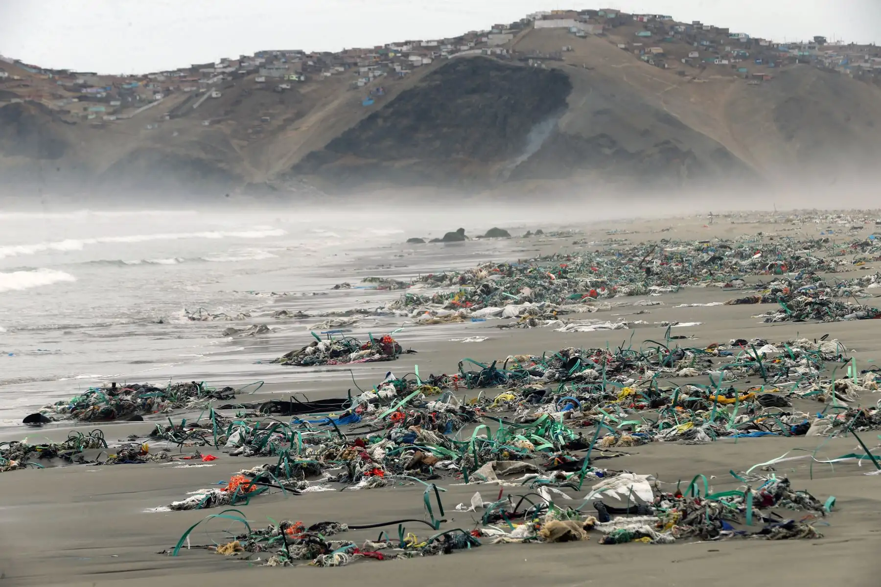 Contaminación en la playa Cavero en el distrito de Ventanilla se encuentra repleta  de plasticos  y desechos  .Foto: ANDINA/Norman Córdova
