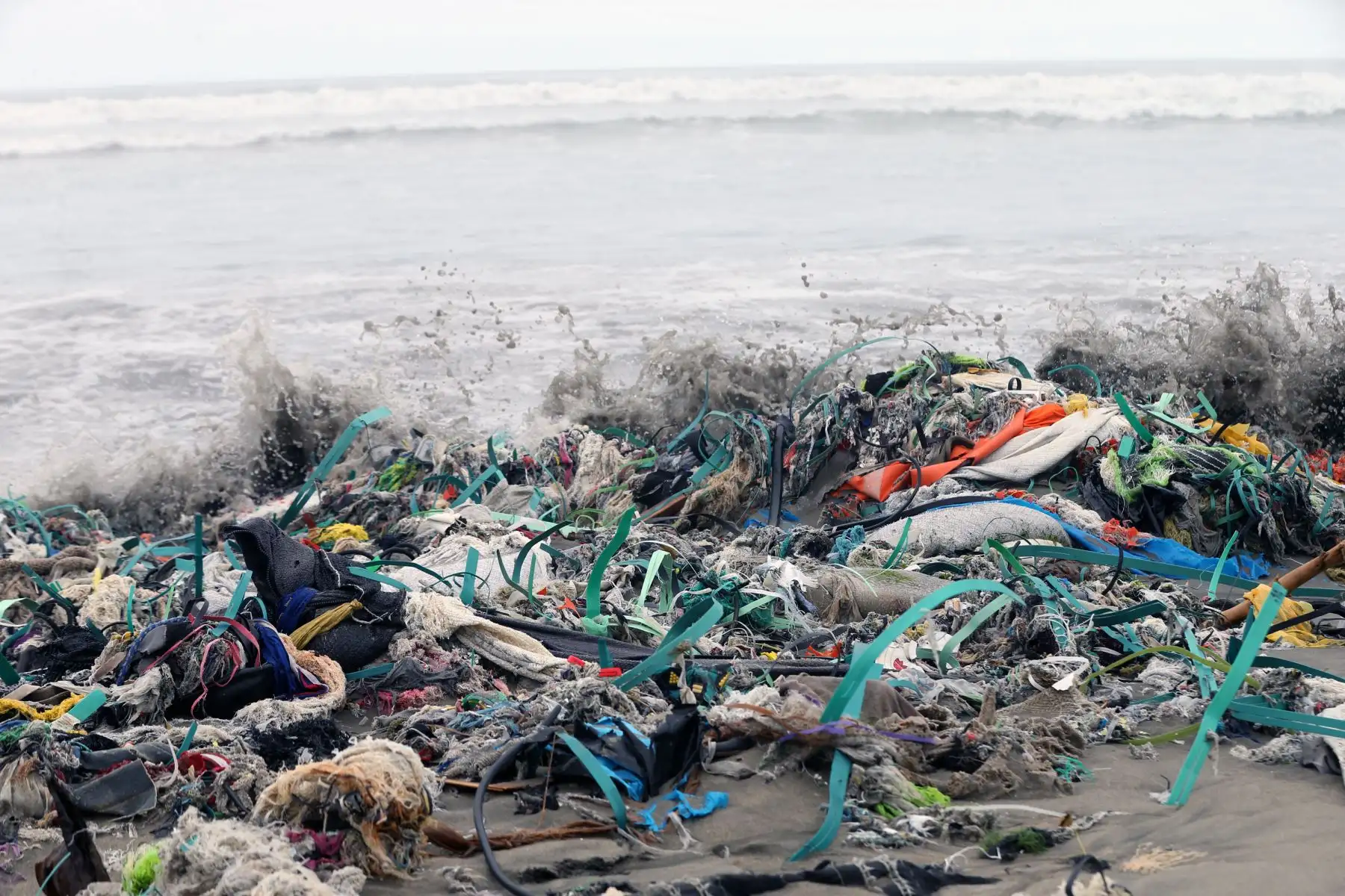 Contaminación en la playa Cavero en el distrito de Ventanilla se encuentra repleta  de plasticos  y desechos  .Foto: ANDINA/Norman Córdova