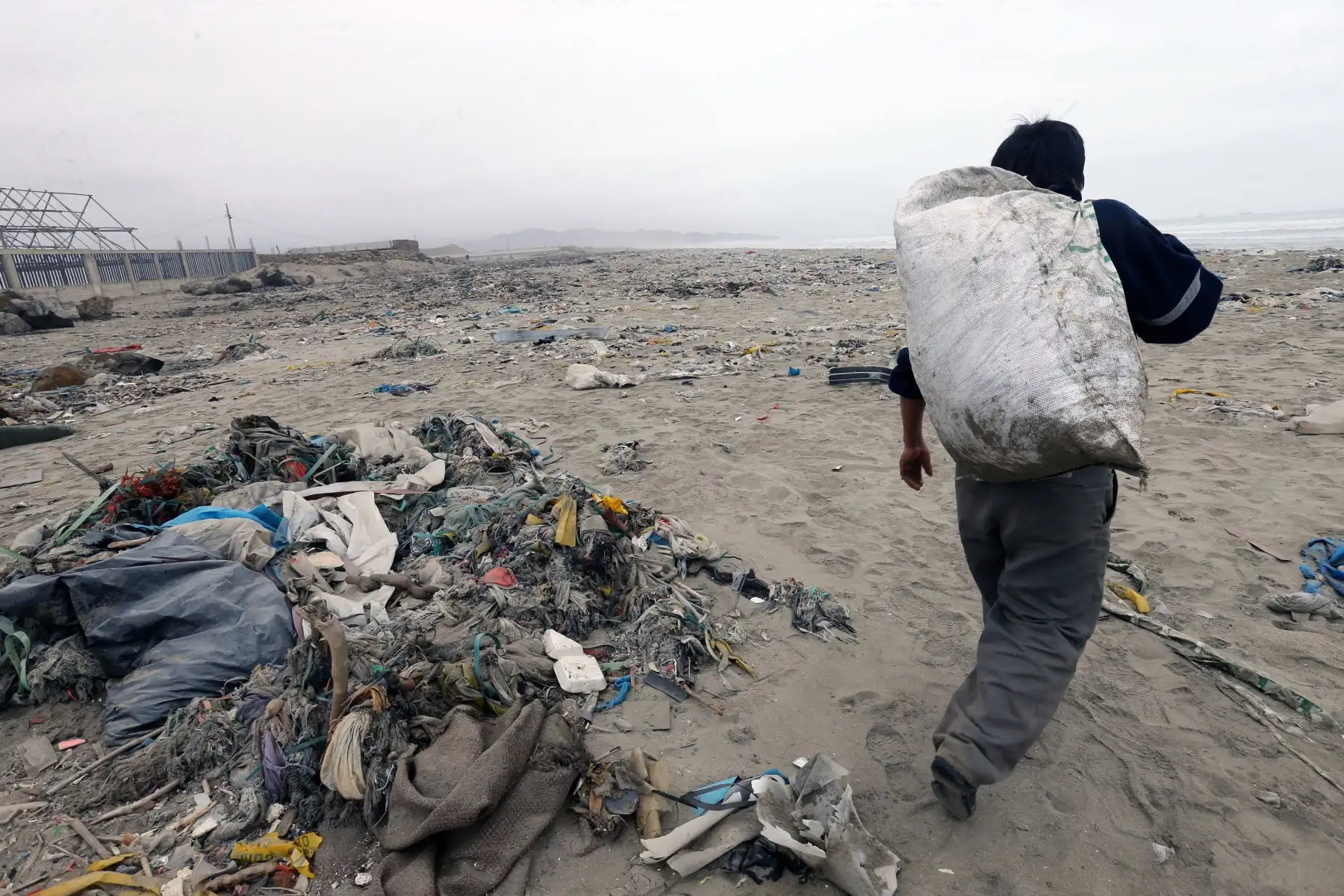 Contaminación en la playa Cavero en el distrito de Ventanilla se encuentra repleta  de plasticos  y desechos  .Foto: ANDINA/Norman Córdova