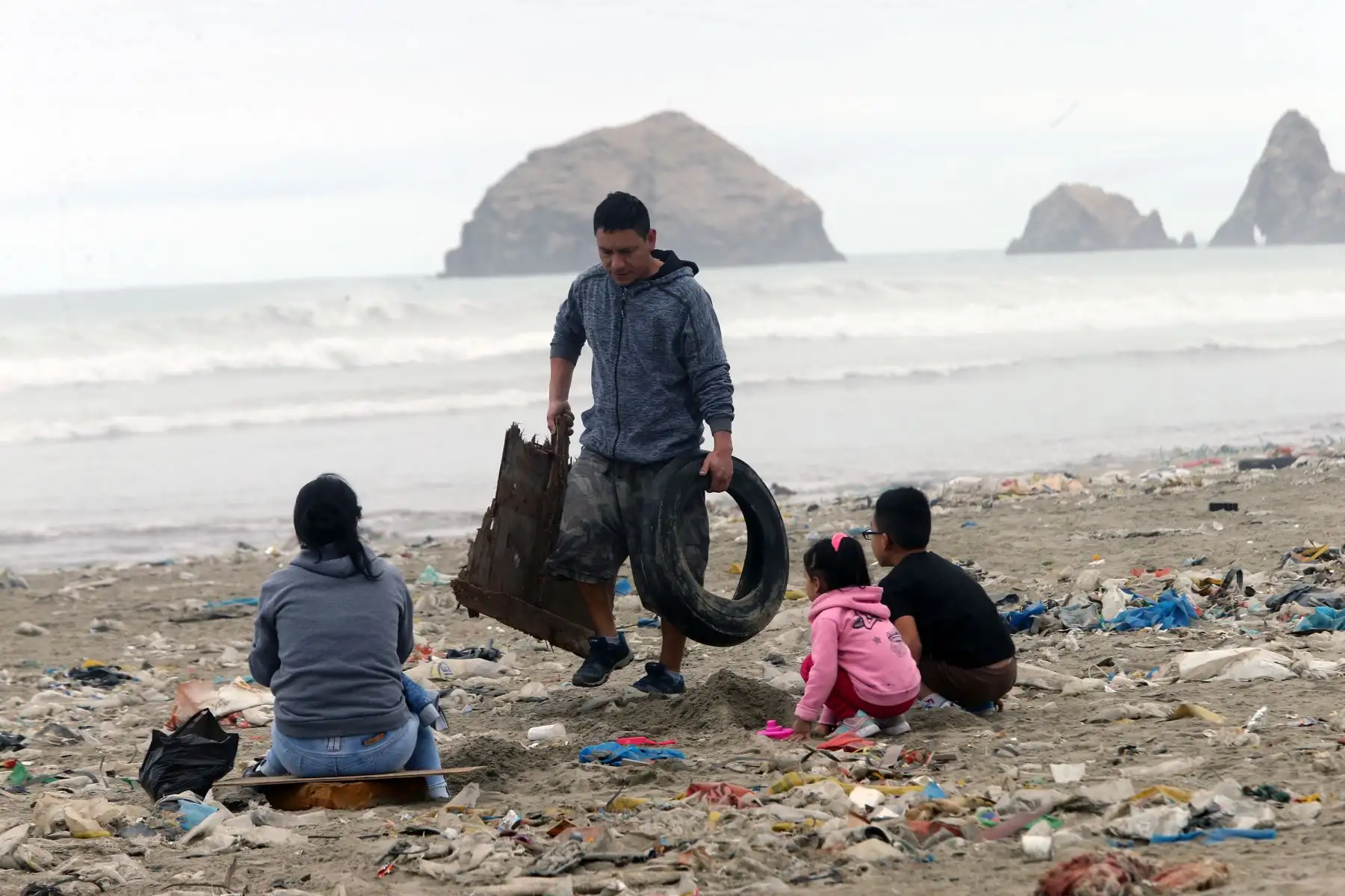 Contaminación en la playa Cavero en el distrito de Ventanilla se encuentra repleta  de plasticos  y desechos  .Foto: ANDINA/Norman Córdova