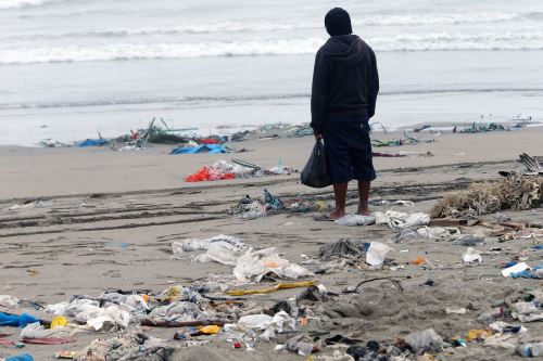 Contaminación en la playa Cavero en el distrito de Ventanilla se encuentra repleta de plasticos y desechos .Foto: ANDINA/Norman Córdova