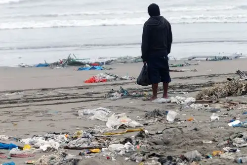 Contaminación en la playa Cavero, en el distrito de Ventanilla (imagen de archivo). Foto: ANDINA/Norman Córdova