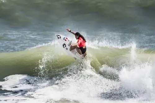 Daniella Rosas con tan solo 17 años consigue la medalla de oro en surf. Facebook/Daniella Rosas