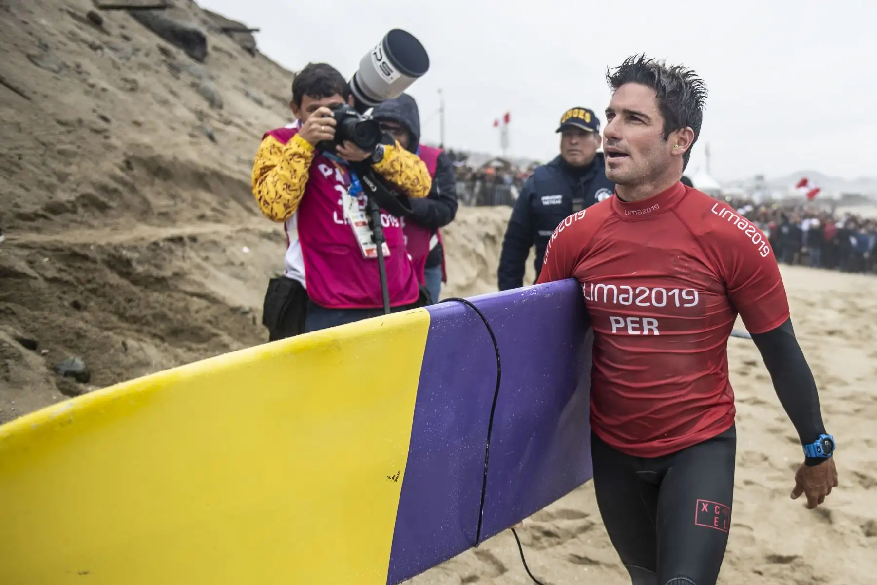 El peruano Benoit Clemente celebra después de ganar la medalla de oro en la final de surf masculino de Longboard durante los Juegos Panamericanos de Lima 2019.
Foto: AFP