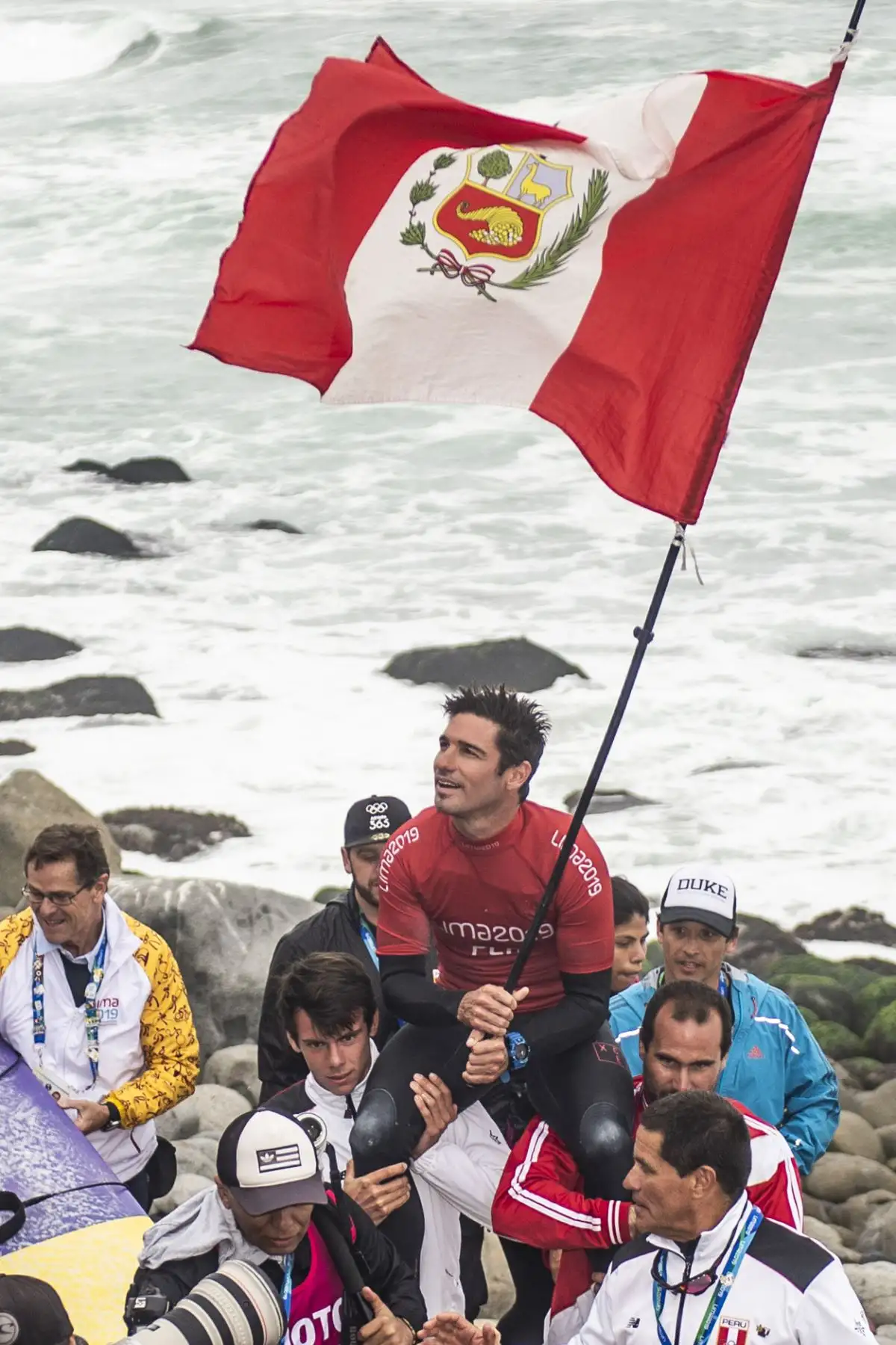 El peruano Benoit Clemente celebra después de ganar la medalla de oro en la final de surf masculino de Longboard durante los Juegos Panamericanos de Lima 2019.
Foto: AFP