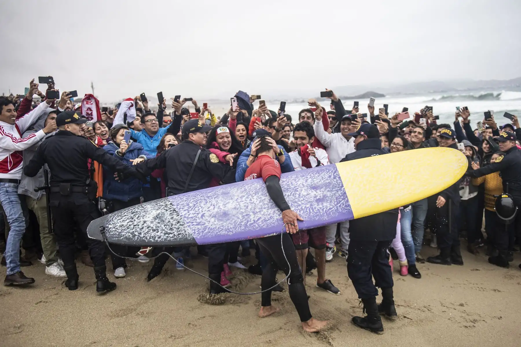 Los hermanos colombianos Giorgio Gómez (L) e Isabella Gómez celebran después de ganar la medalla de oro en la final de SUP de surf masculino y femenino, respectivamente, durante los Juegos Panamericanos de Lima 2019 en la playa de Punta Rocas.
Foto: AFP