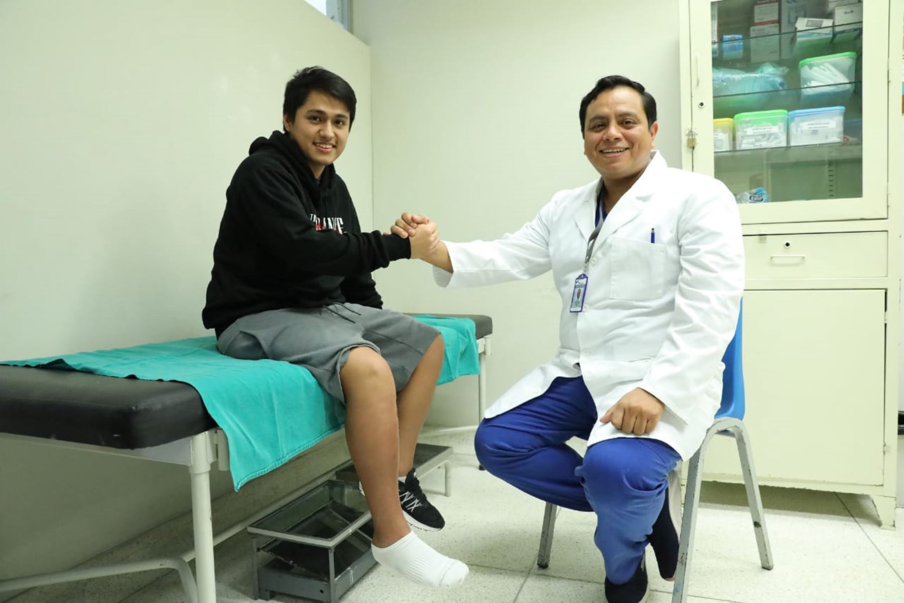 Renzo Santos se recupera tras complicada cirugía en la que le extirparon neoplasia y le reconstruyeron la tibia. Foto: Andina/Difusión