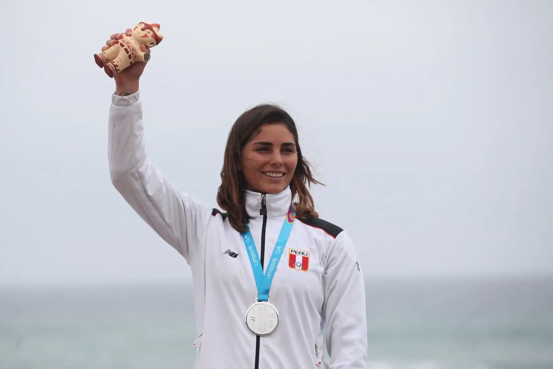 Vania Torres de Perú, medalla de plata, posa  en la premiación de surf SUP femenino en los Juegos Panamericanos Lima 2019.
Foto: EFE