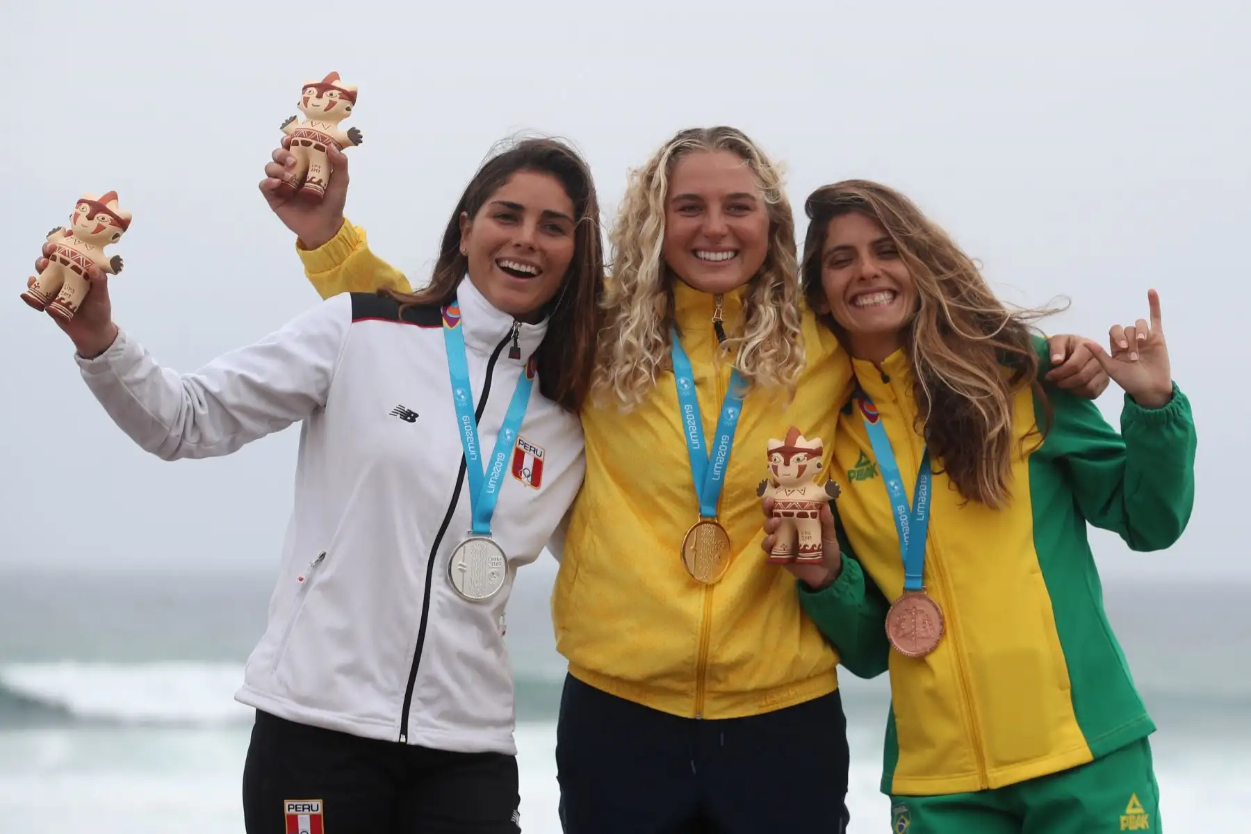 Isabella Gómez (c) de Colombia, medalla de oro, posa junto a Vania Torres (i) de Perú, plata, y Nicole Pacelli de Brasil, bronce, en los Juegos Panamericanos Lima 2019.
Foto: EFE