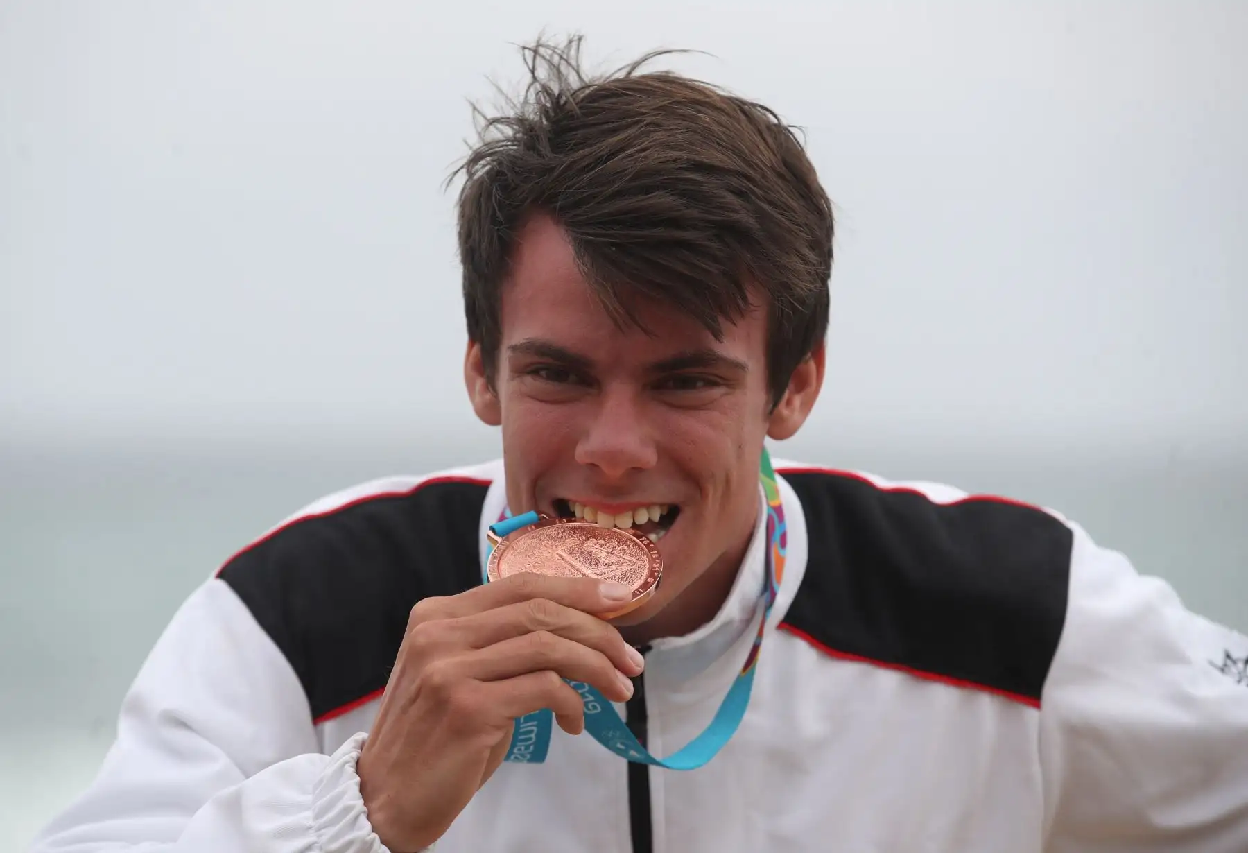 Itzel Delgado de Perú, medalla de bronce, posa en la premiación de surf carrera SUP en los Juegos Panamericanos Lima 2019.
Foto: EFE