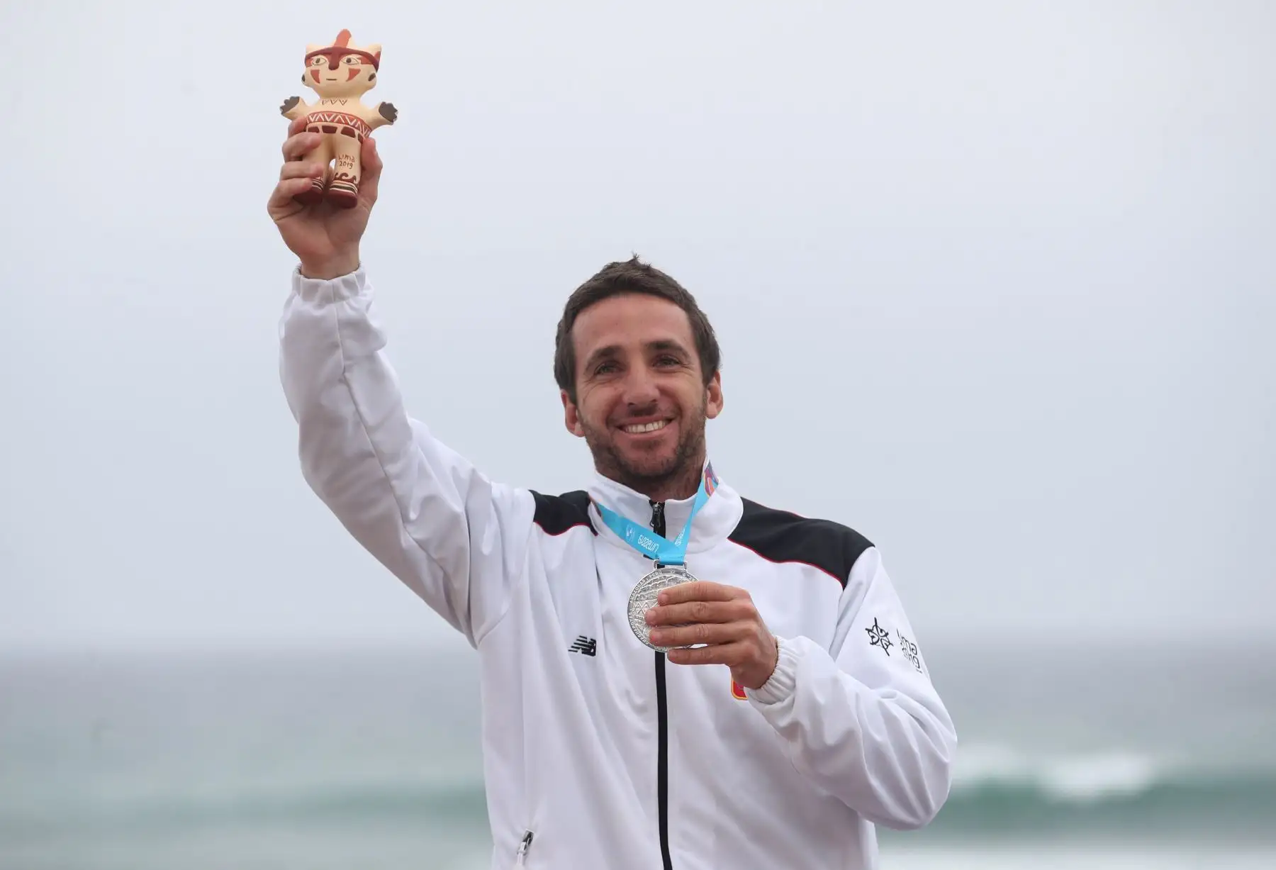 Tamil Martino de Perú, medalla de plata, posa  en la premiación de surf SUP masculino en los Juegos Panamericanos Lima 2019.
Foto: EFE