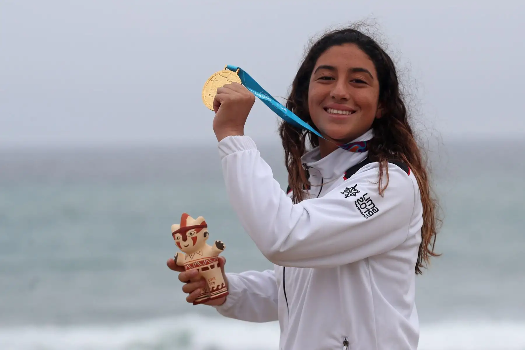 Daniella Rosas de Perú, medalla de oro, posa este domingo en la premiación de surf open femenino en los Juegos Panamericanos Lima 2019.
Foto: EFE