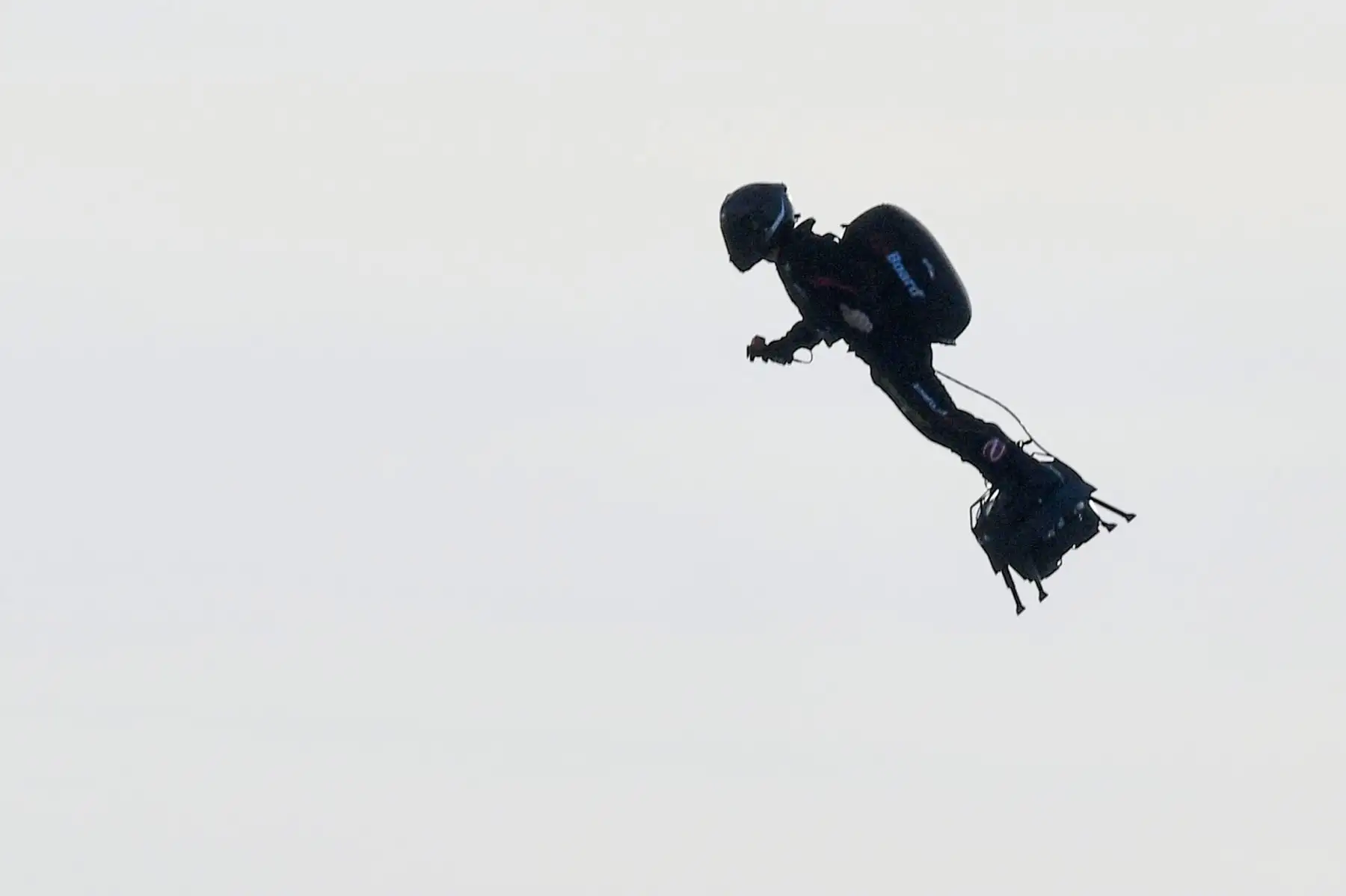 Franky Zapata se para en su "flyboard" propulsado por un jet mientras despegaba de Sangatte, en el norte de Francia, en un intento de cruzar el cruce del Canal de 35 kilómetros. AFP