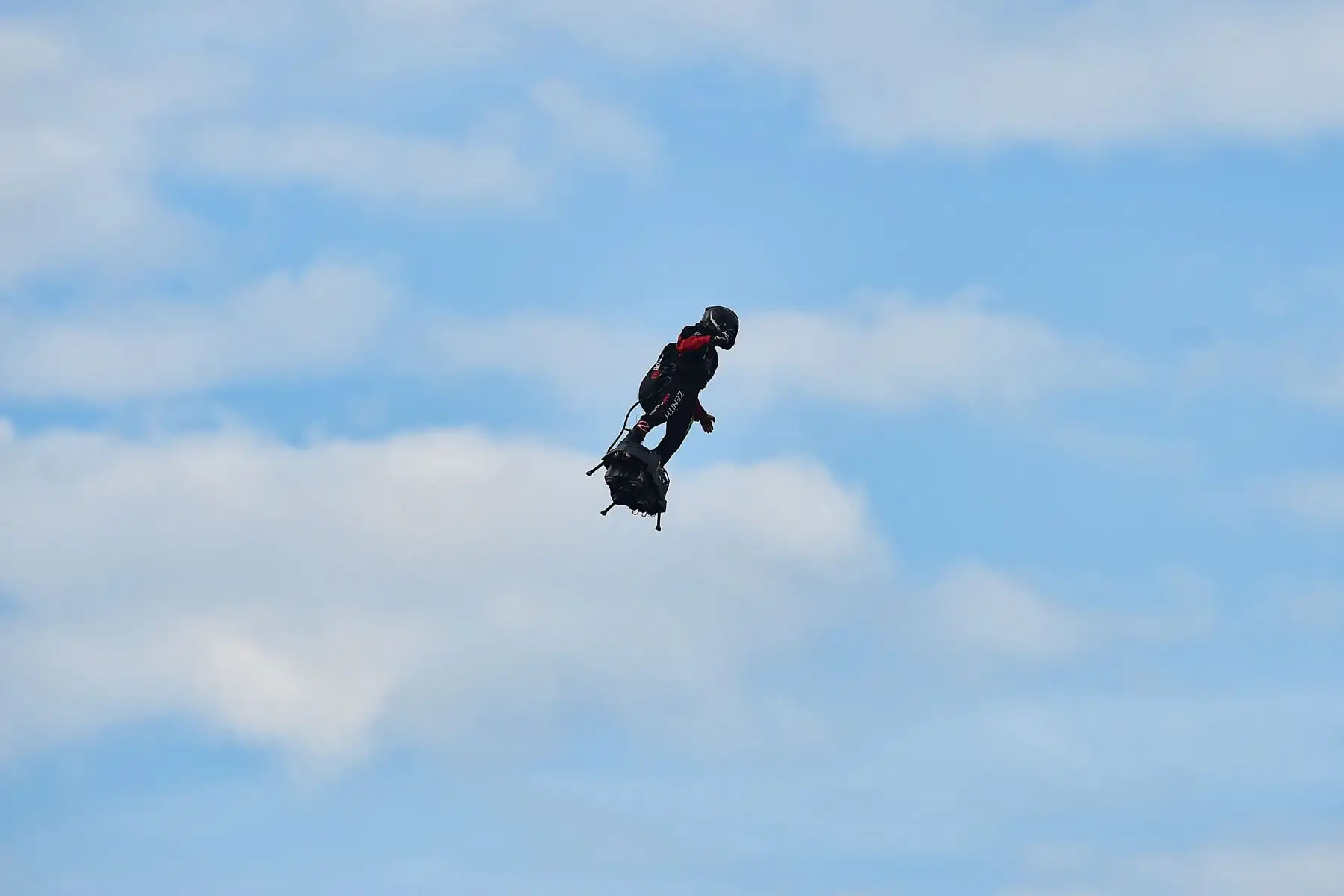 Franky Zapata en su "flyboard" propulsado por un avión llega a la bahía de St. Margaret en Dover. AFP