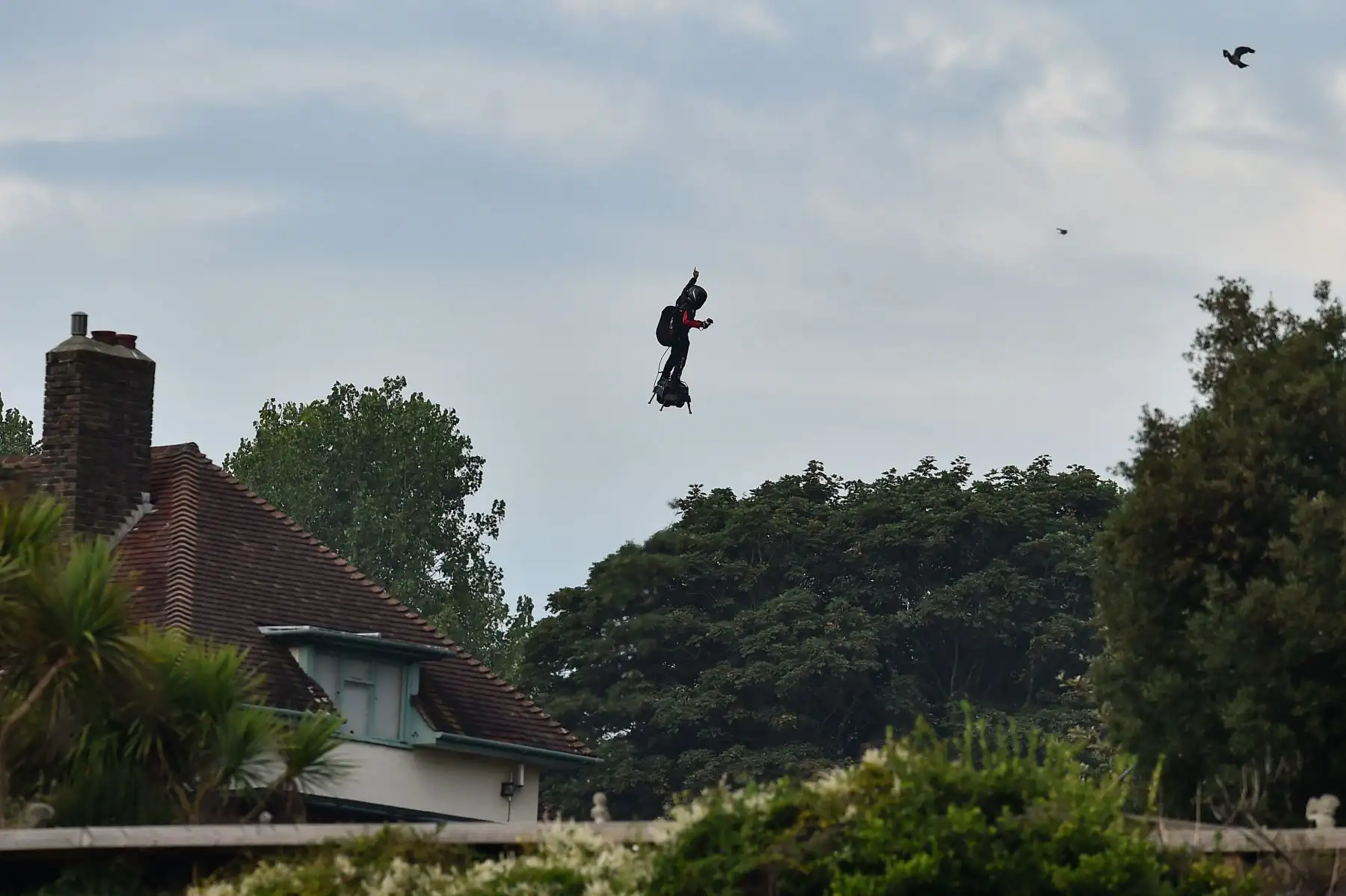 Franky Zapata en su "flyboard" propulsado por jet celebra mientras aterriza en St. Margaret