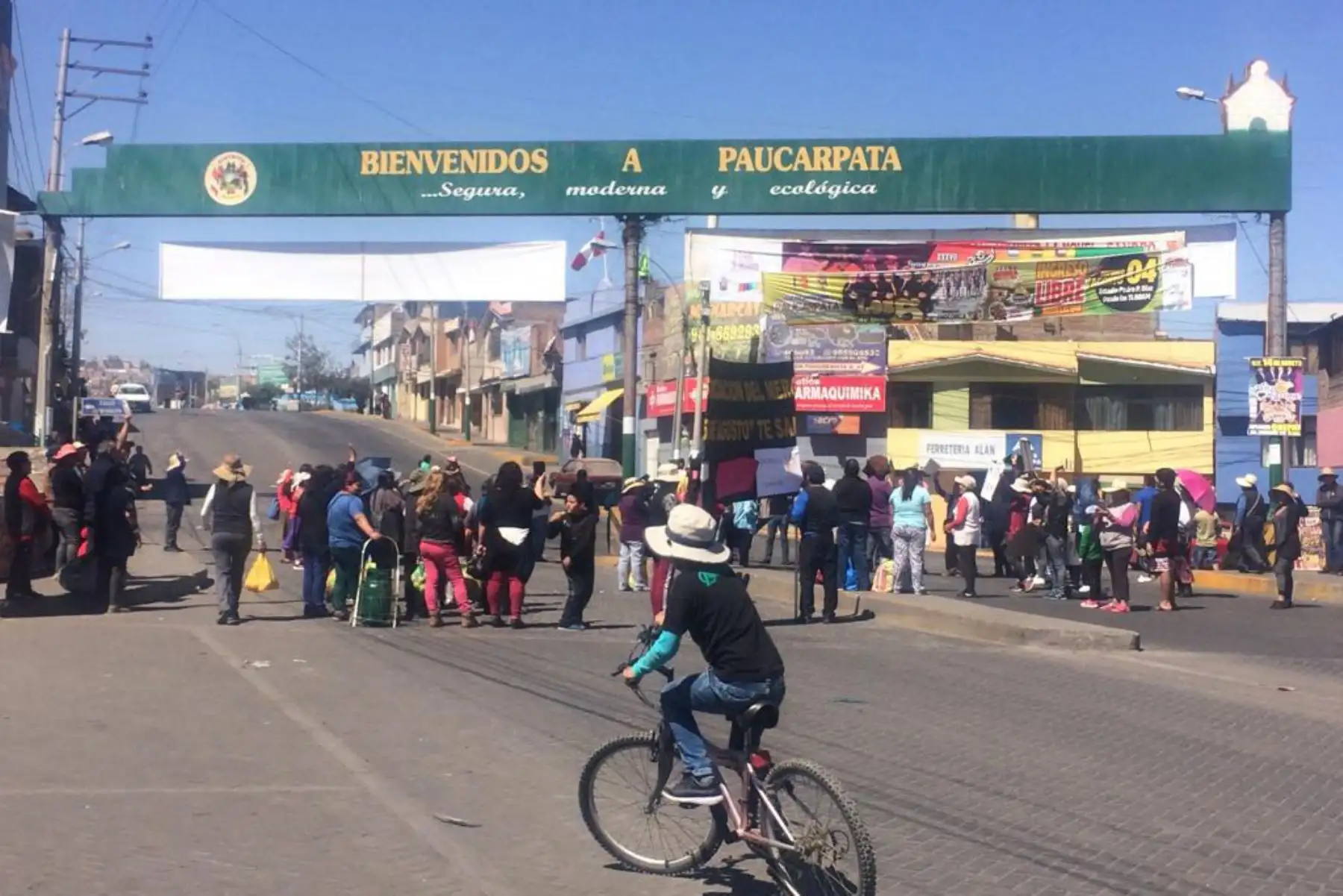 Varios tramos de la carretera Panamericana Sur, en Arequipa, fueron bloqueados por manifestantes que apoyan el paro contra el proyecto minero Tía María.