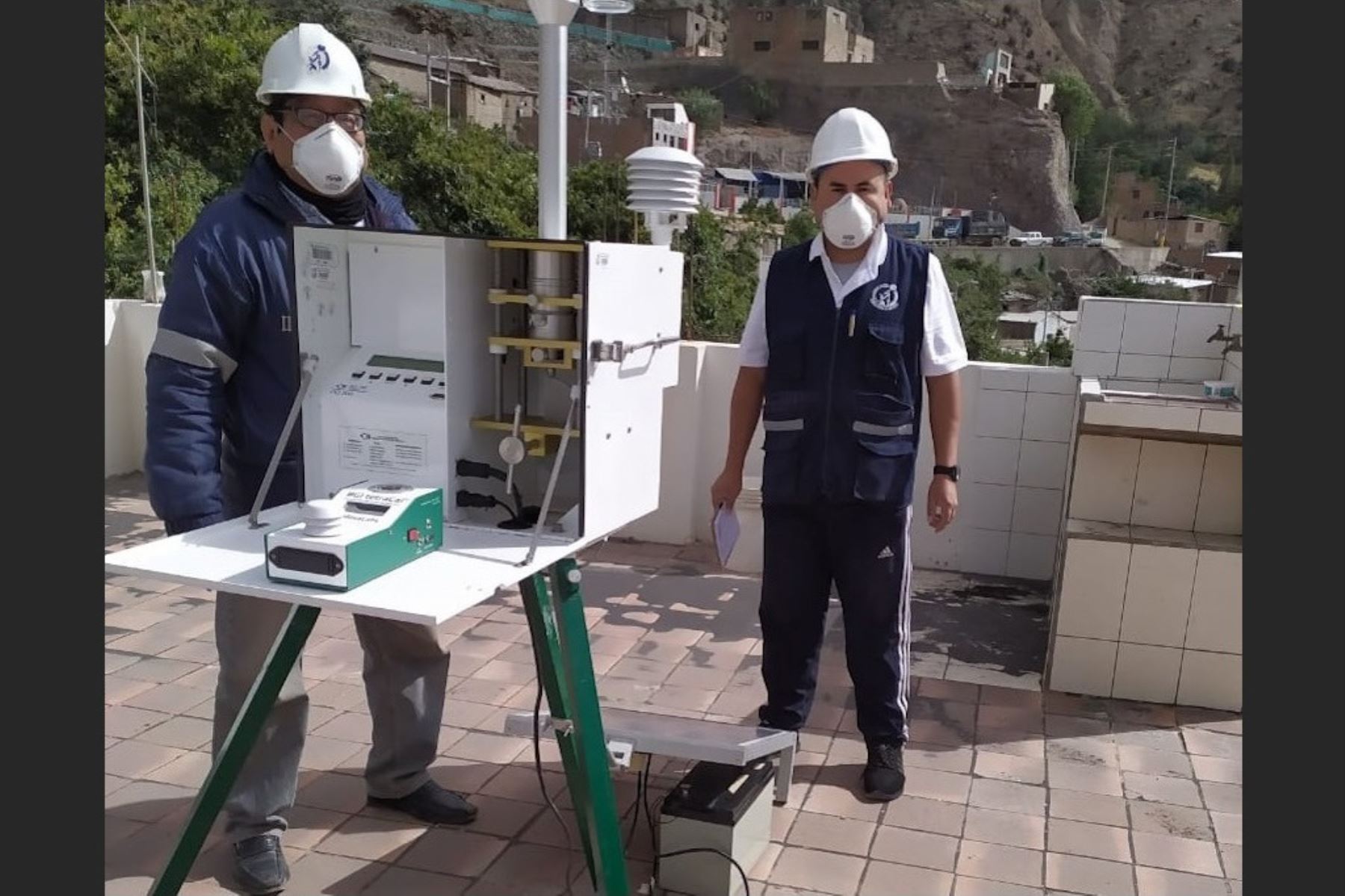Especialistas del INS realizan monitoreo de partículas tóxicas expulsadas por el volcán Ubinas en poblados aledaños al macizo. ANDINA/Difusión