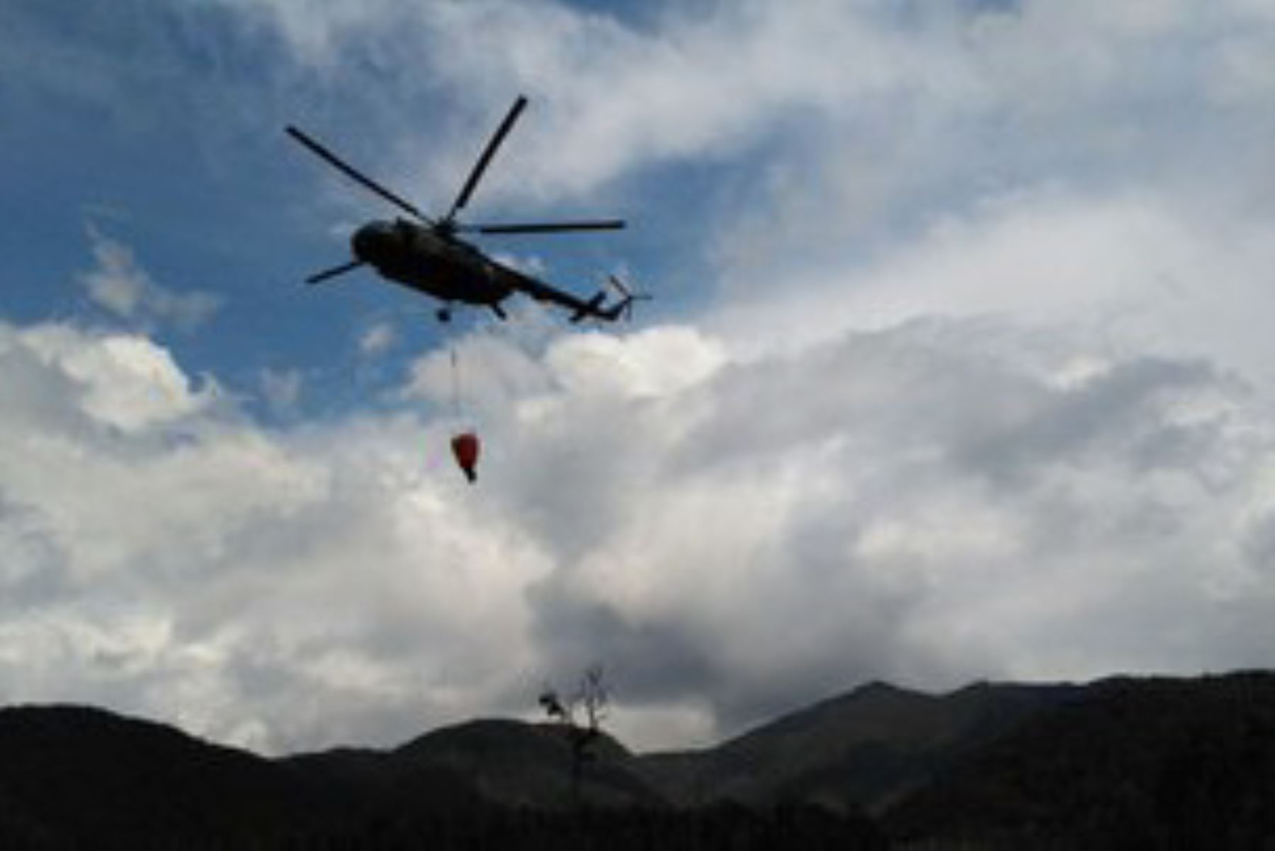 Avión Spartan de la FAP traslada equipo Bambi Bucket para reforzar labores contra incendio forestal cerca de fortaleza de Kuélap.