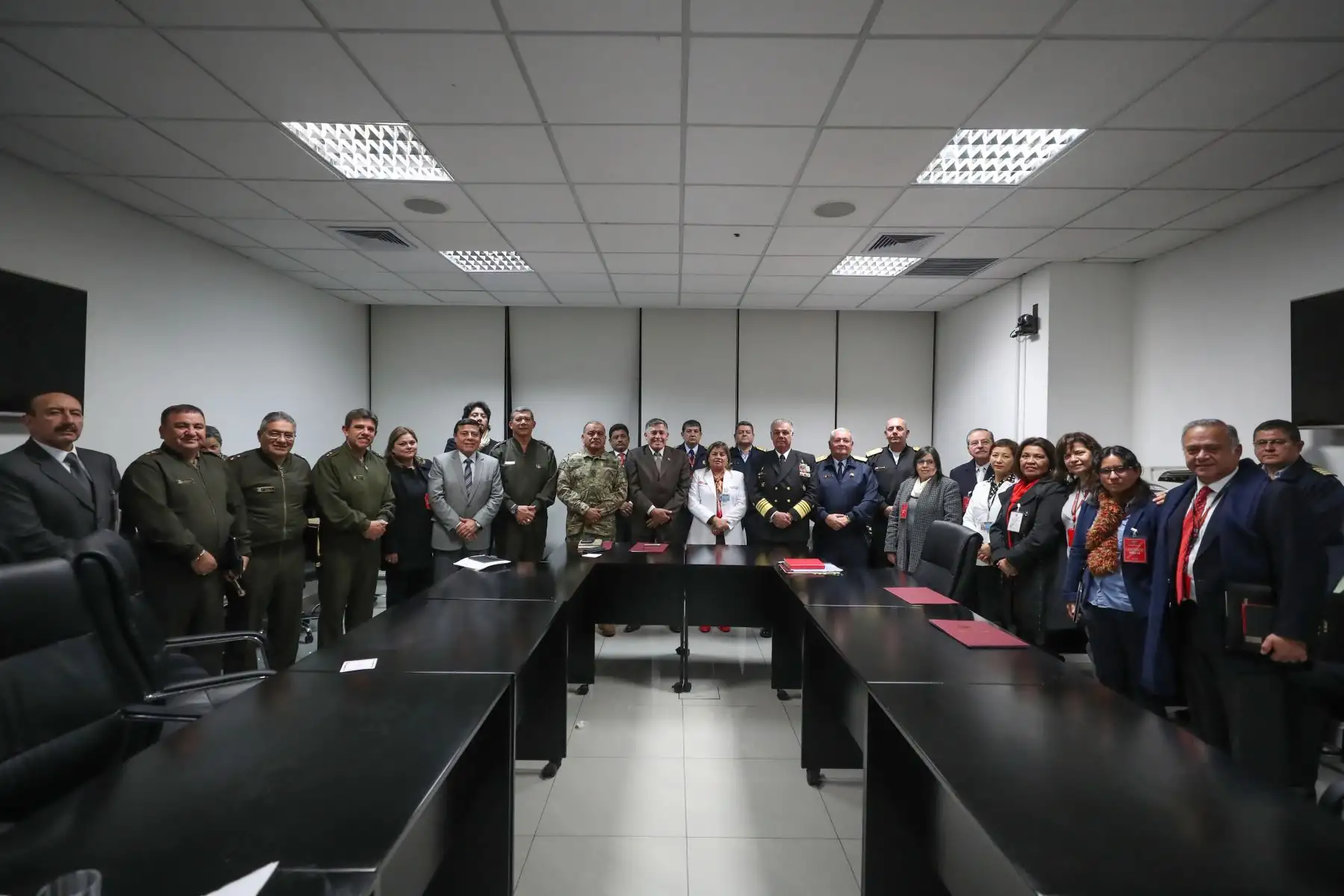 Ministro de Defensa, Jorge Moscoso Flores y Ministra de Salud, Zulema Tomás Gonzáles se reunieron para reforzar trabajo articulado entre ambos sectores.
Foto: MINDEF