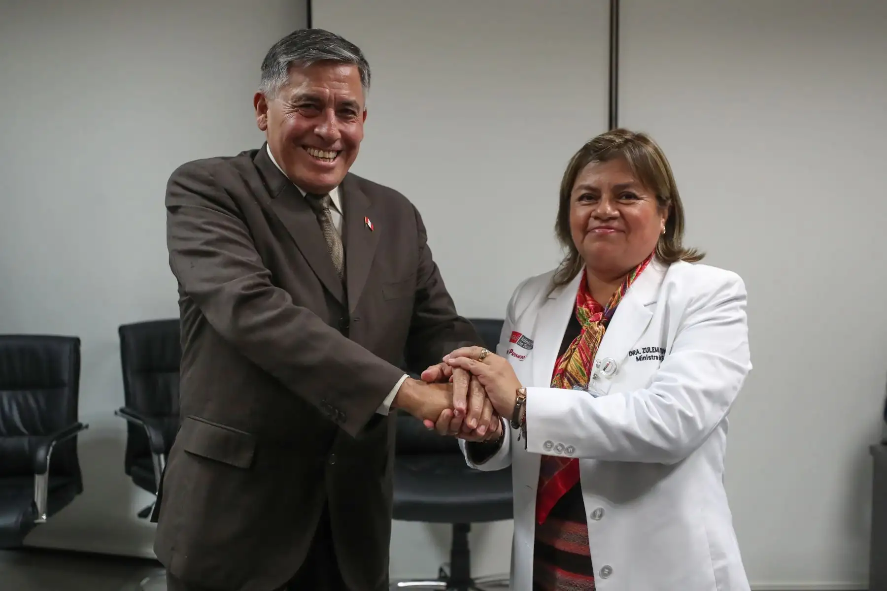 Ministro de Defensa, Jorge Moscoso Flores y Ministra de Salud, Zulema Tomás Gonzáles se reunieron para reforzar trabajo articulado entre ambos sectores.
Foto: MINDEF