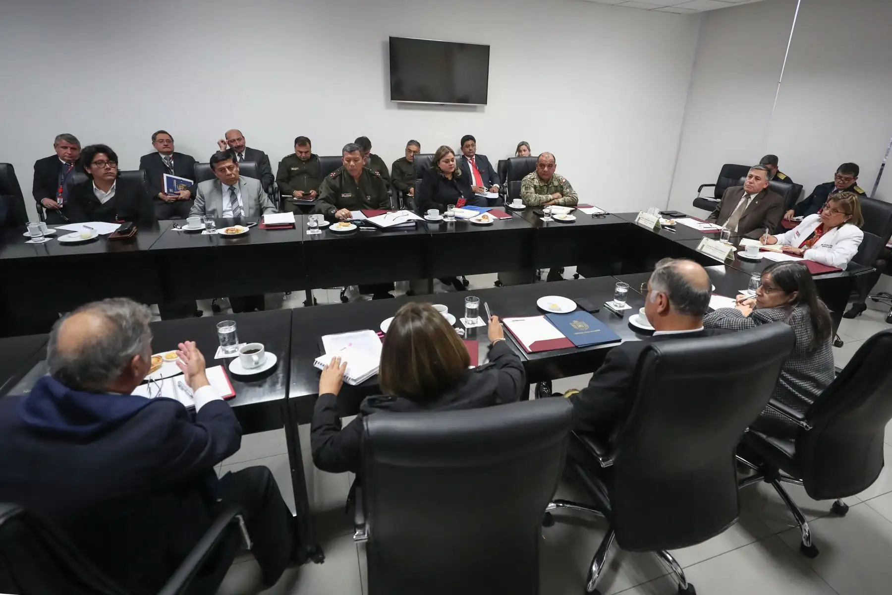 Ministro de Defensa, Jorge Moscoso Flores y Ministra de Salud, Zulema Tomás Gonzáles se reunieron para reforzar trabajo articulado entre ambos sectores.
Foto: MINDEF