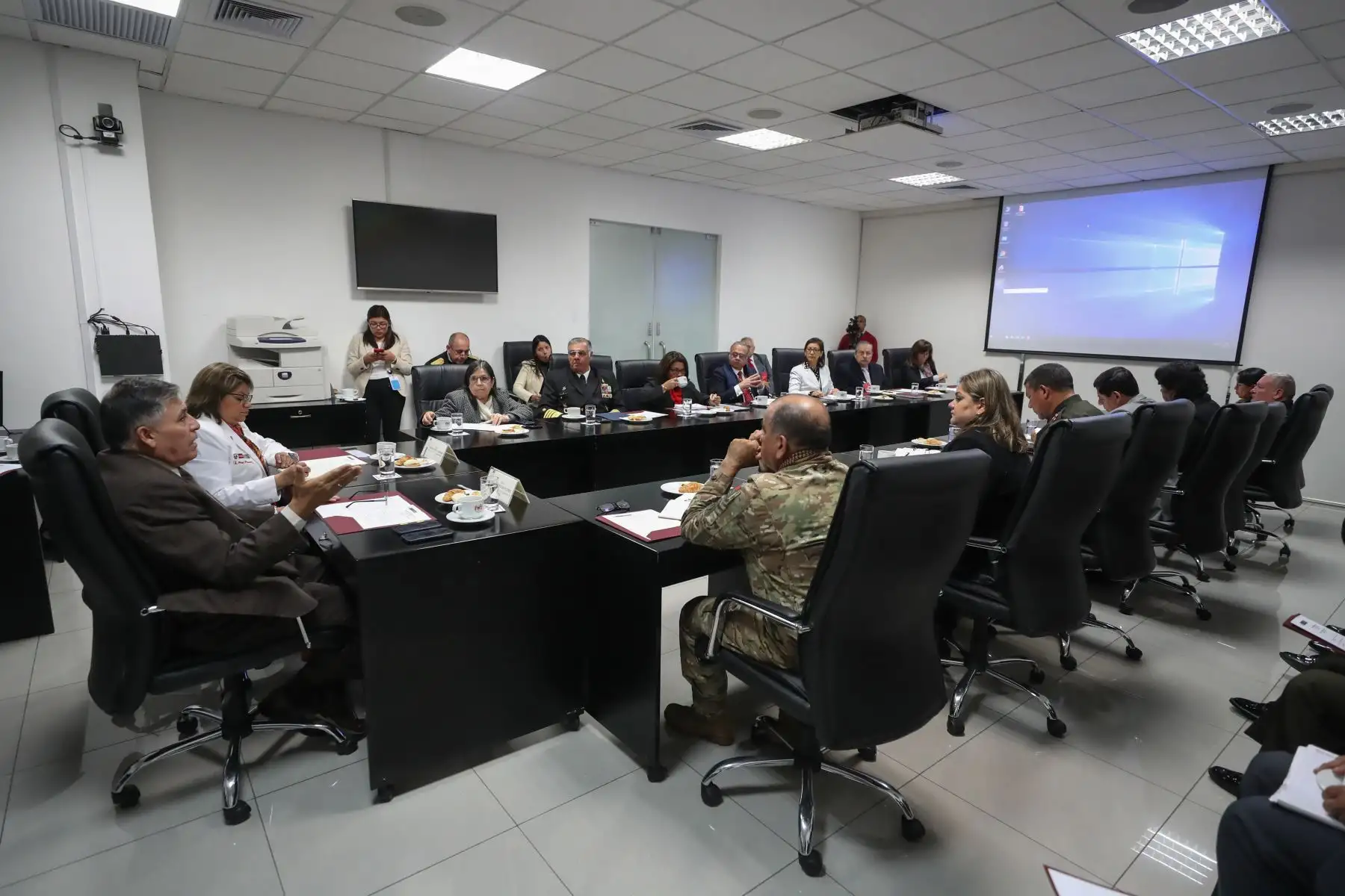 Ministro de Defensa, Jorge Moscoso Flores y Ministra de Salud, Zulema Tomás Gonzáles se reunieron para reforzar trabajo articulado entre ambos sectores.
Foto: MINDEF