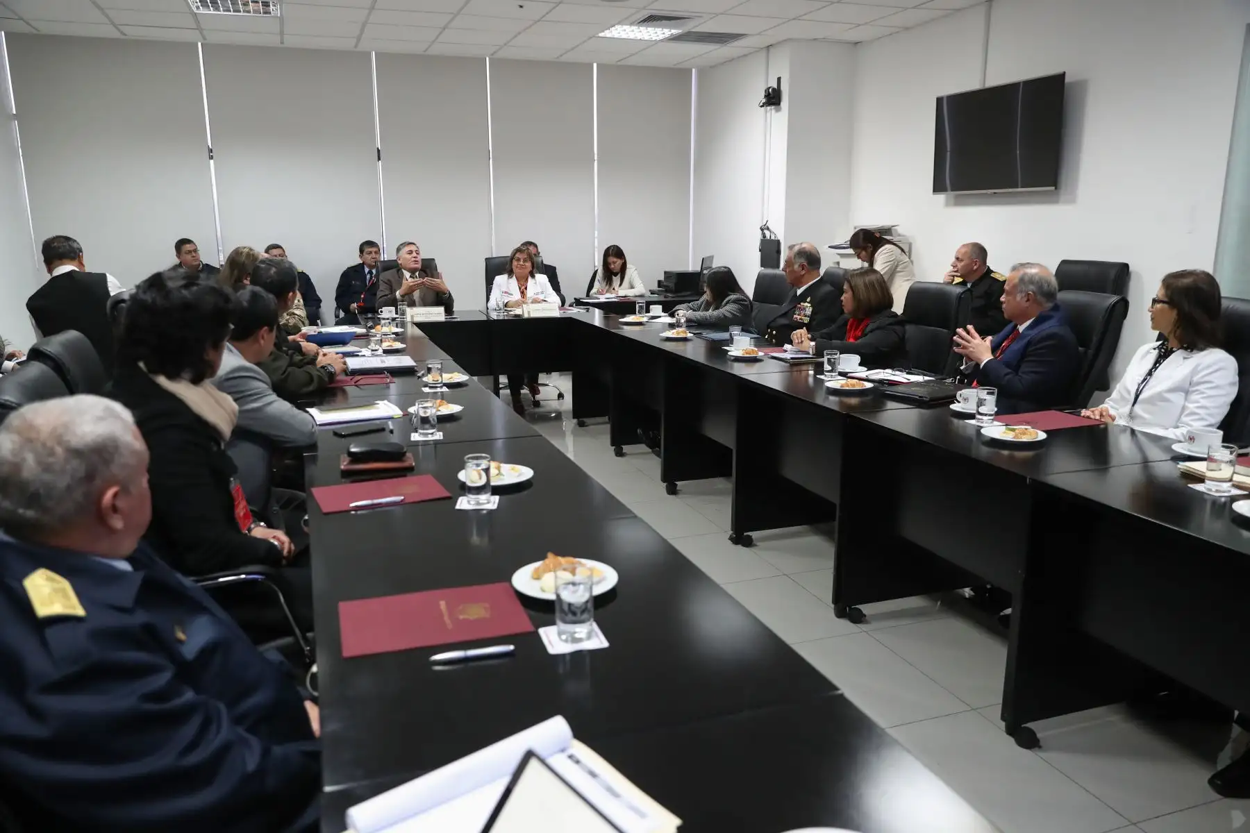 Ministro de Defensa, Jorge Moscoso Flores y Ministra de Salud, Zulema Tomás Gonzáles se reunieron para reforzar trabajo articulado entre ambos sectores.
Foto: MINDEF