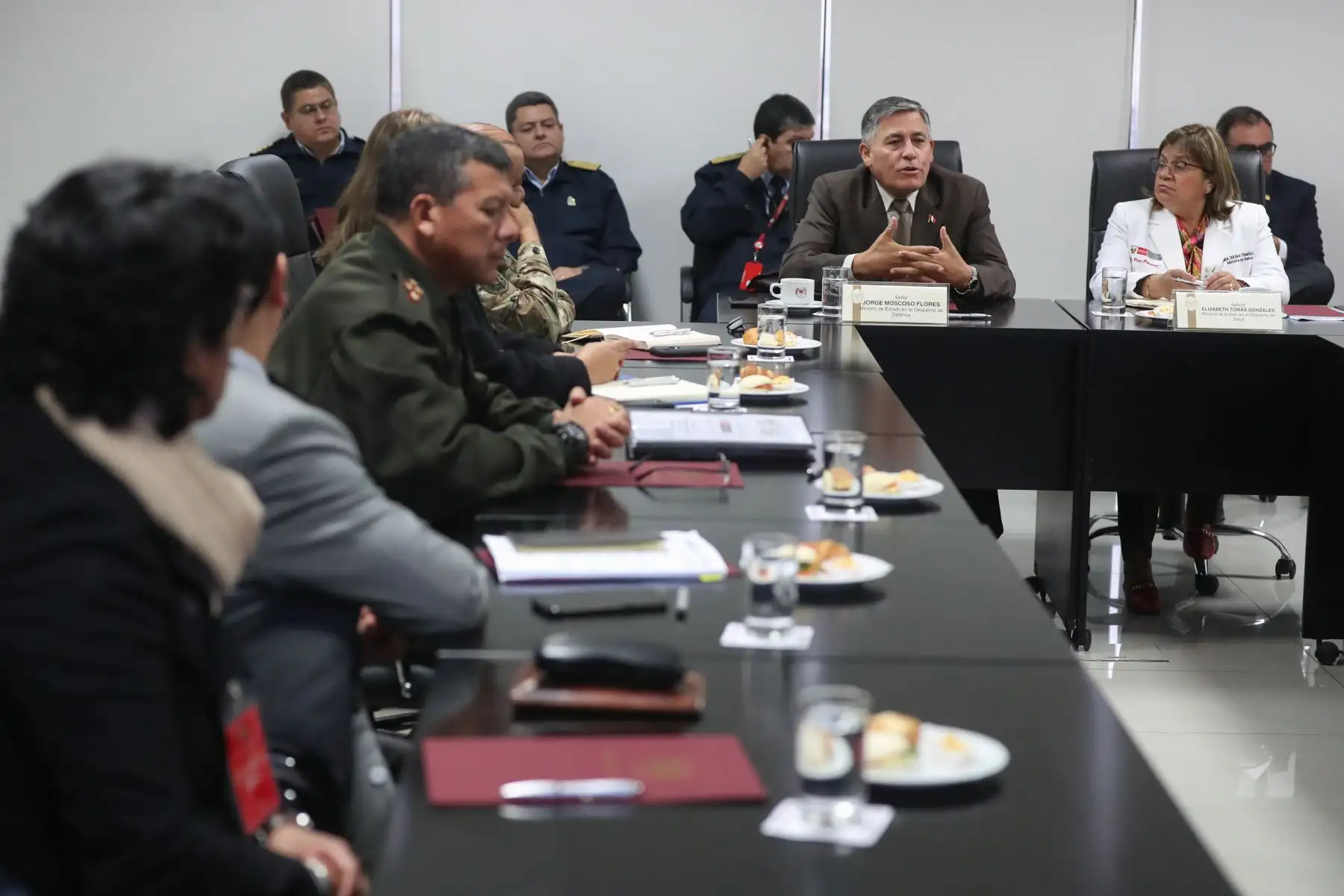 Ministro de Defensa, Jorge Moscoso Flores y Ministra de Salud, Zulema Tomás Gonzáles se reunieron para reforzar trabajo articulado entre ambos sectores.
Foto: MINDEF