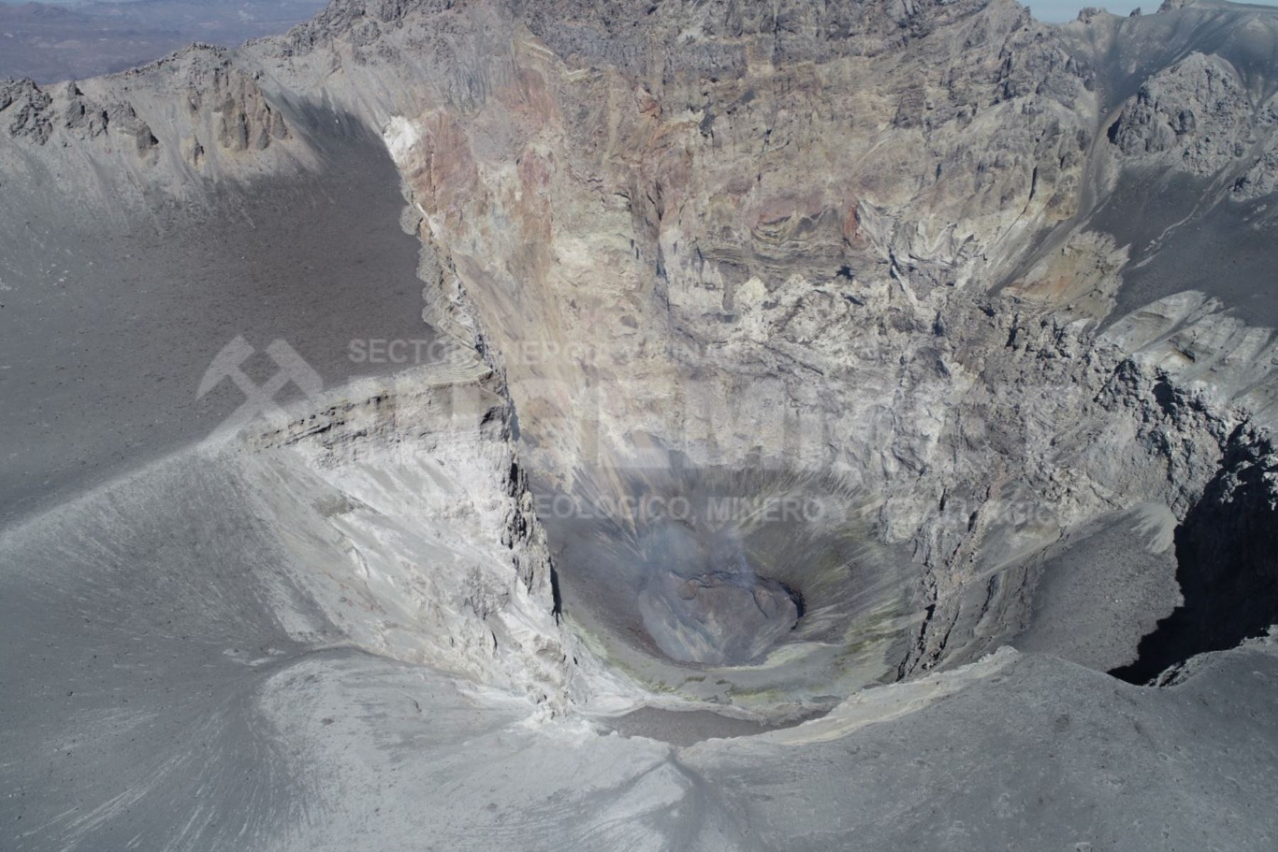 Esta es una de las imágenes obtenidas a partir de sobrevuelo con drones del cráter del volcán Ubinas, región Moquegua. Foto: Ingemmet