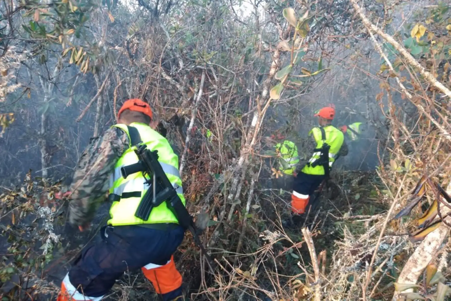 Personal del Ejército trabaja desde la madrugada en labores para combatir el incendio forestal  cerca a la zona arqueológica de Kuelap( Amazonas).
Foto: INDECI
