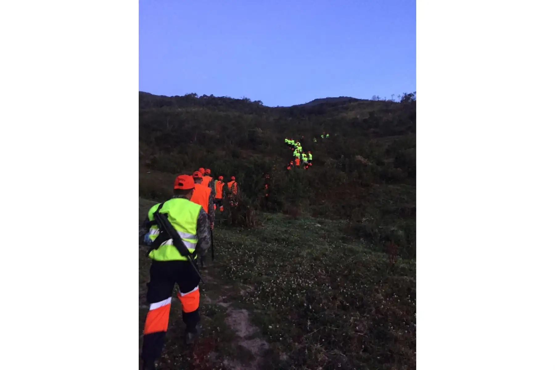 Personal del Ejército trabaja desde la madrugada en labores para combatir el incendio forestal  cerca a la zona arqueológica de Kuelap( Amazonas).
Foto: INDECI