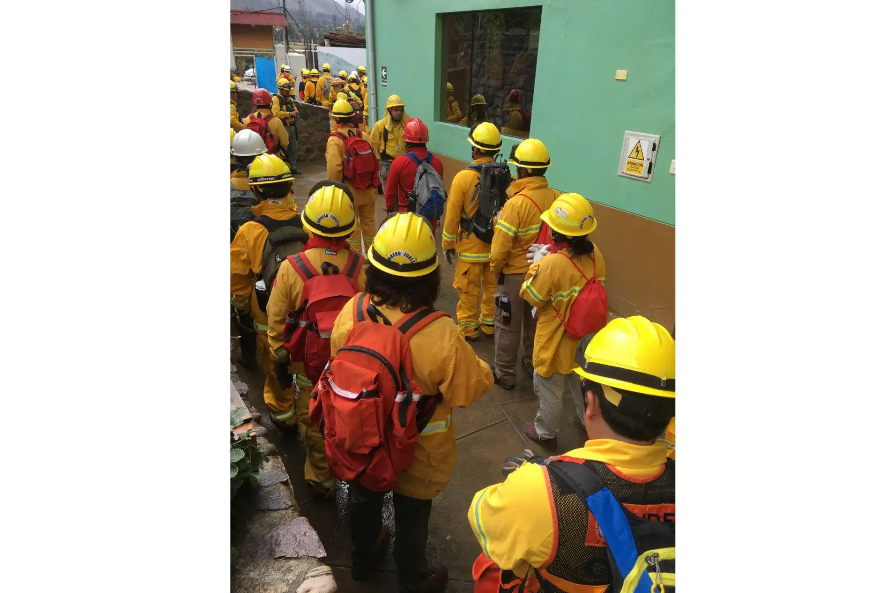 Guradaparques trabajan desde la madrugada en labores para combatir el incendio forestal  cerca a la zona arqueológica de Kuelap( Amazonas).
Foto: SERNAMP