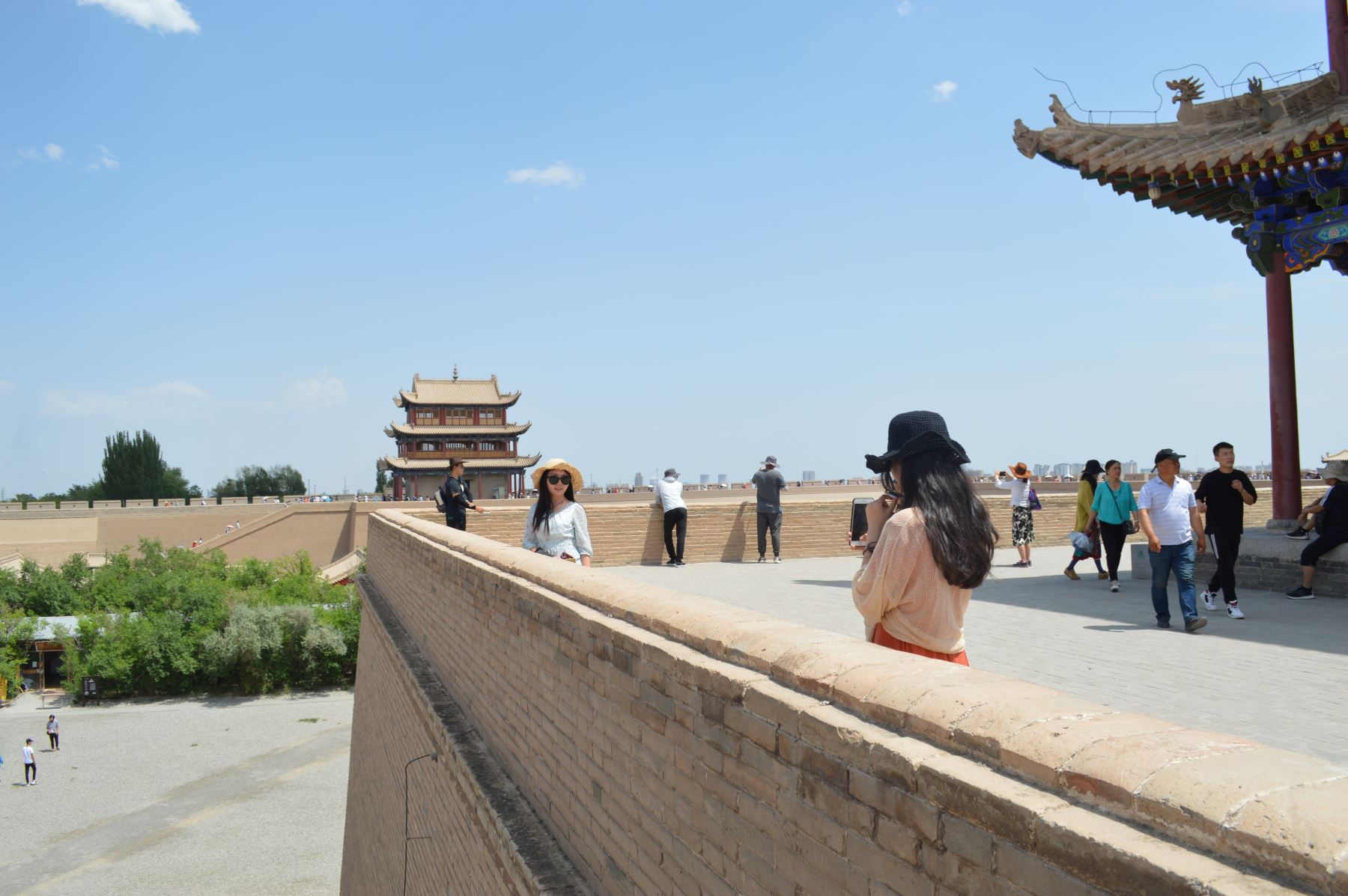 Turistas acuden diariamente al Paso de Jiayuguan, donde inicia la Gran Muralla de China. Foto: ANDINA / Víctor Véliz.